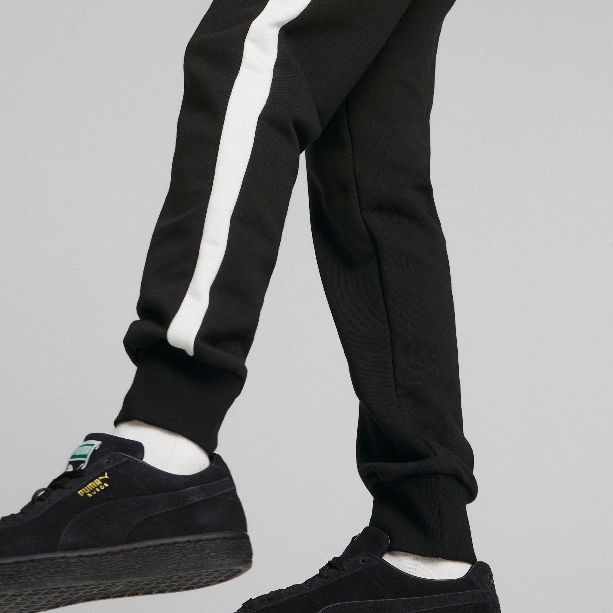 Puma iconic t7 women's track pants in black - Model Shot 03