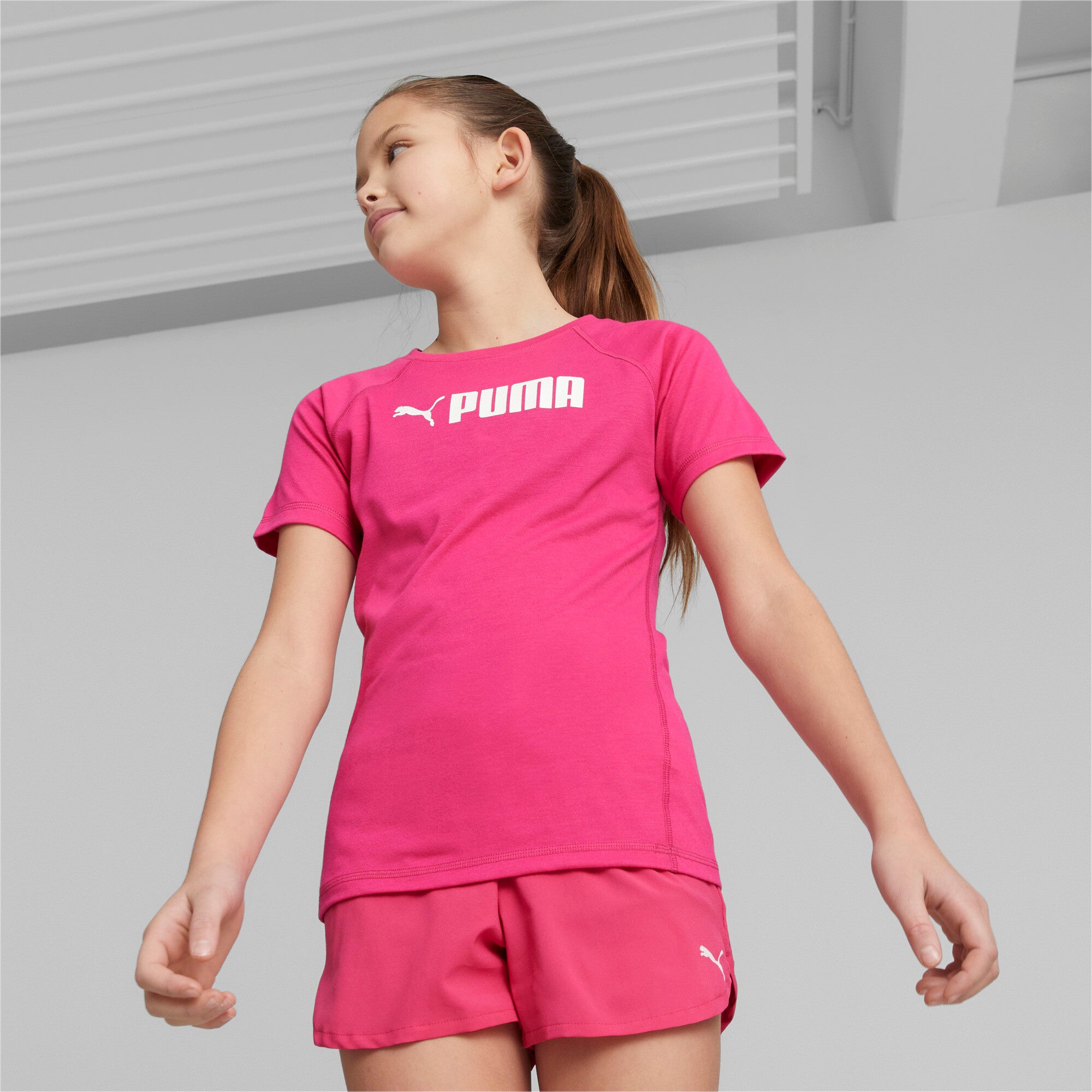 Puma fit tee youth in pink - Model Shot 01