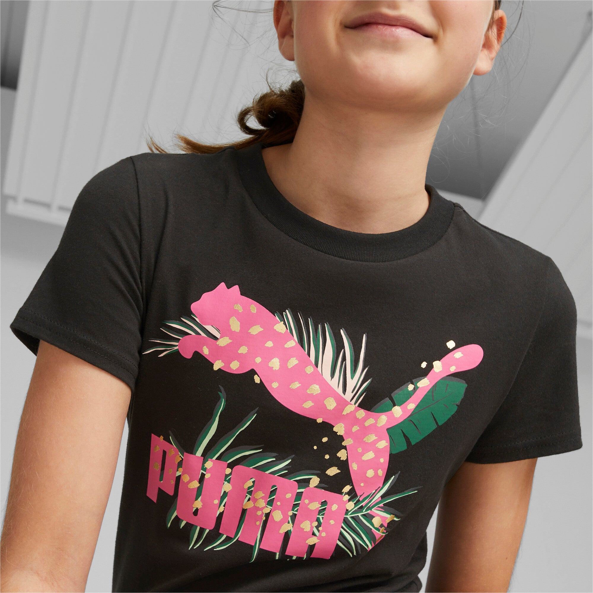 Puma classics graphic tee youth in black - Model Shot 03