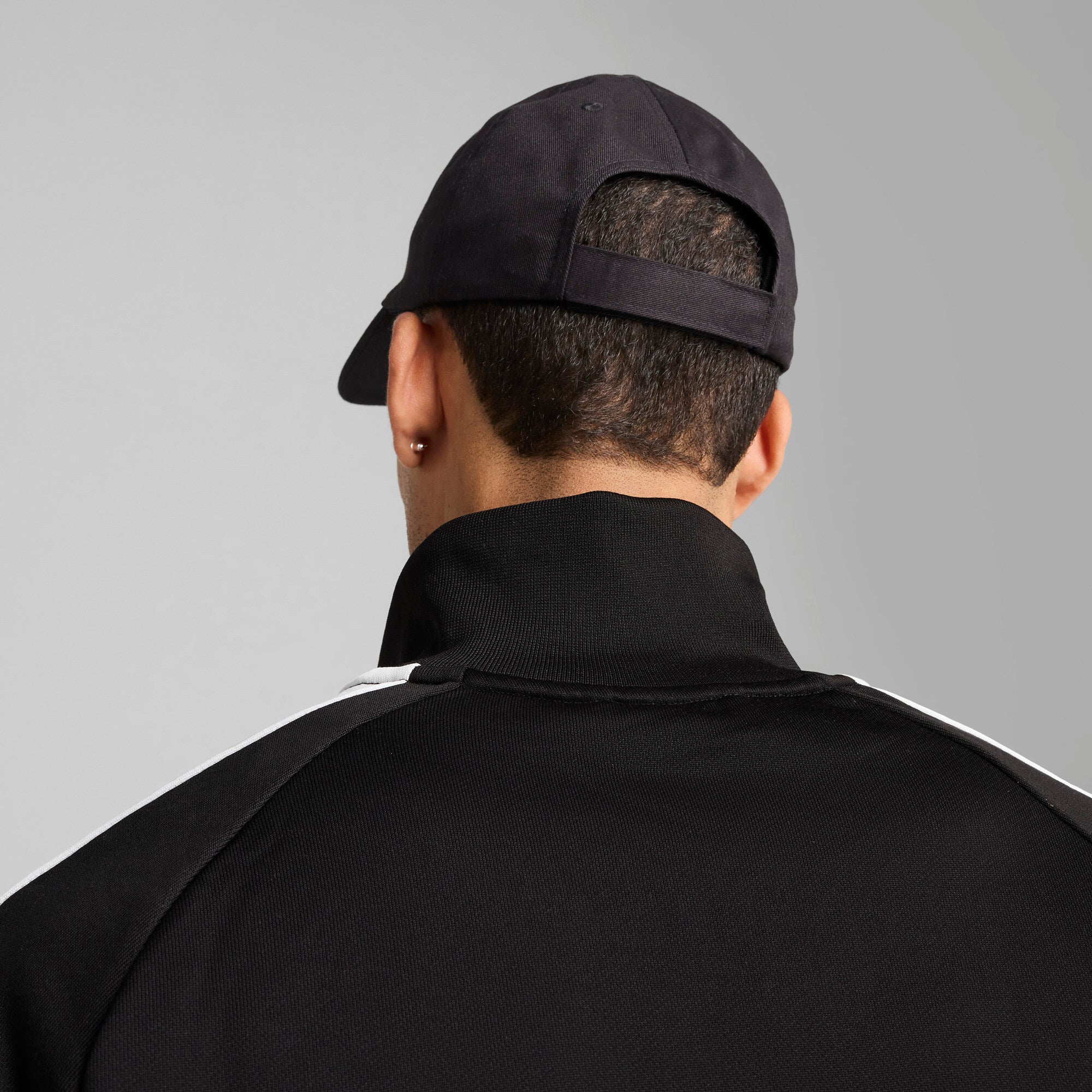 Puma ESS cat bb cap in black - Model Shot 02