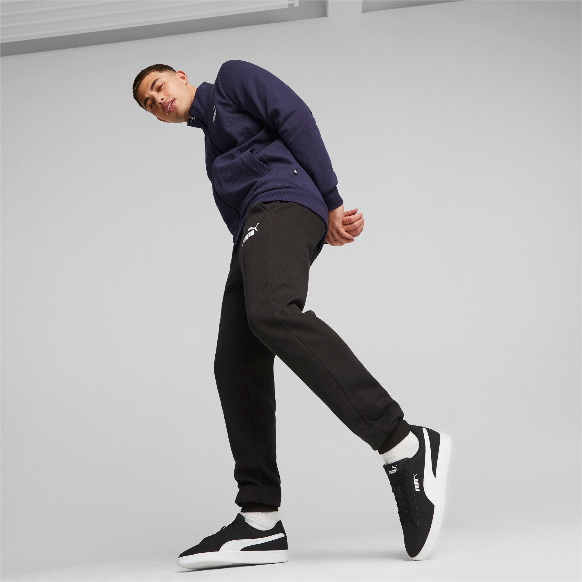 Puma smash 3.0 buck sneakers in black - Model Shot 02