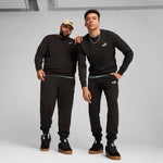 Puma essentials no. 1 logo sweatpants in black - Model Shot 01