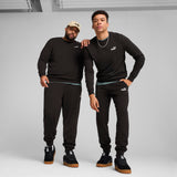 Puma essentials no. 1 logo sweatpants in black - Model Shot 01
