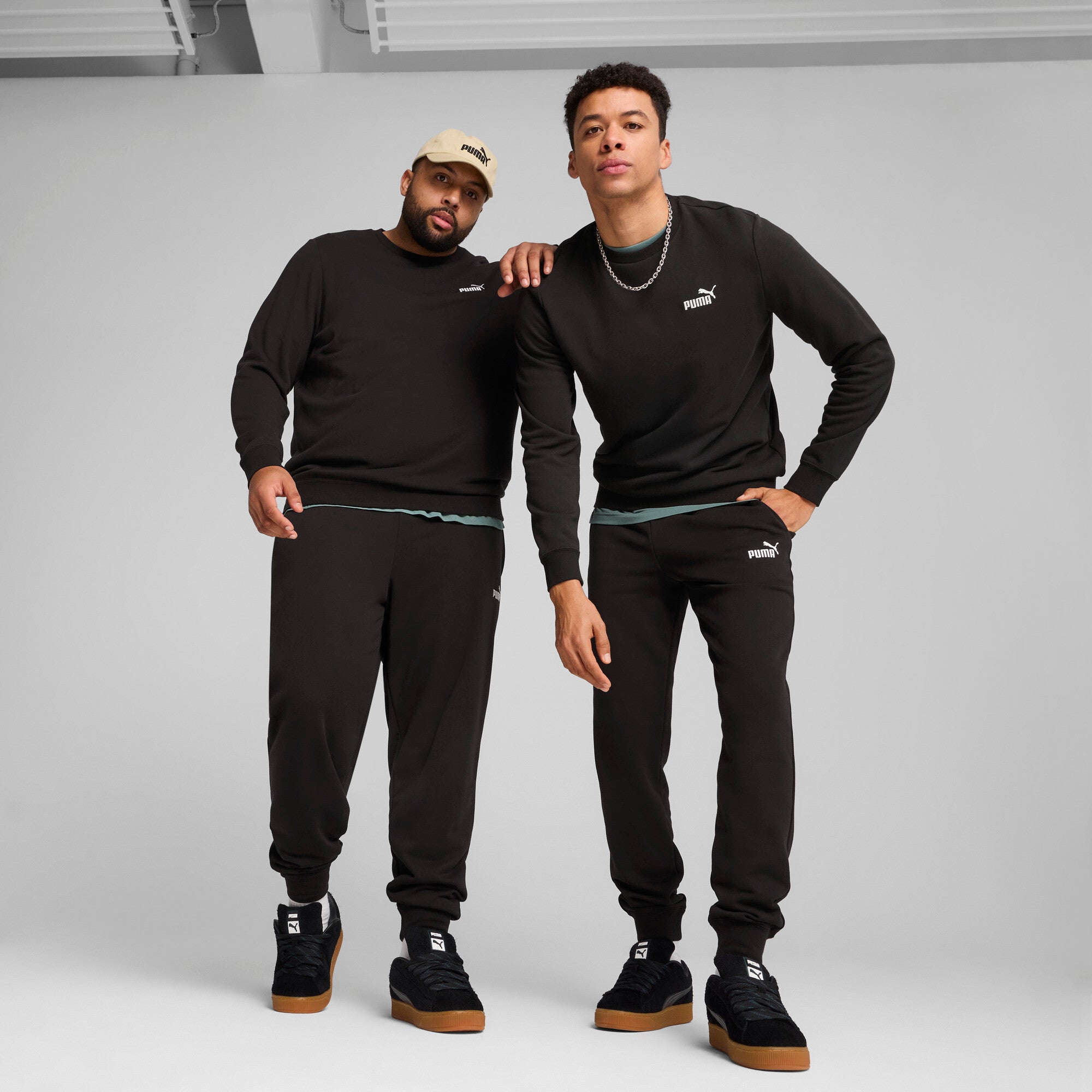 Puma essentials no. 1 logo sweatpants in black - Model Shot 01