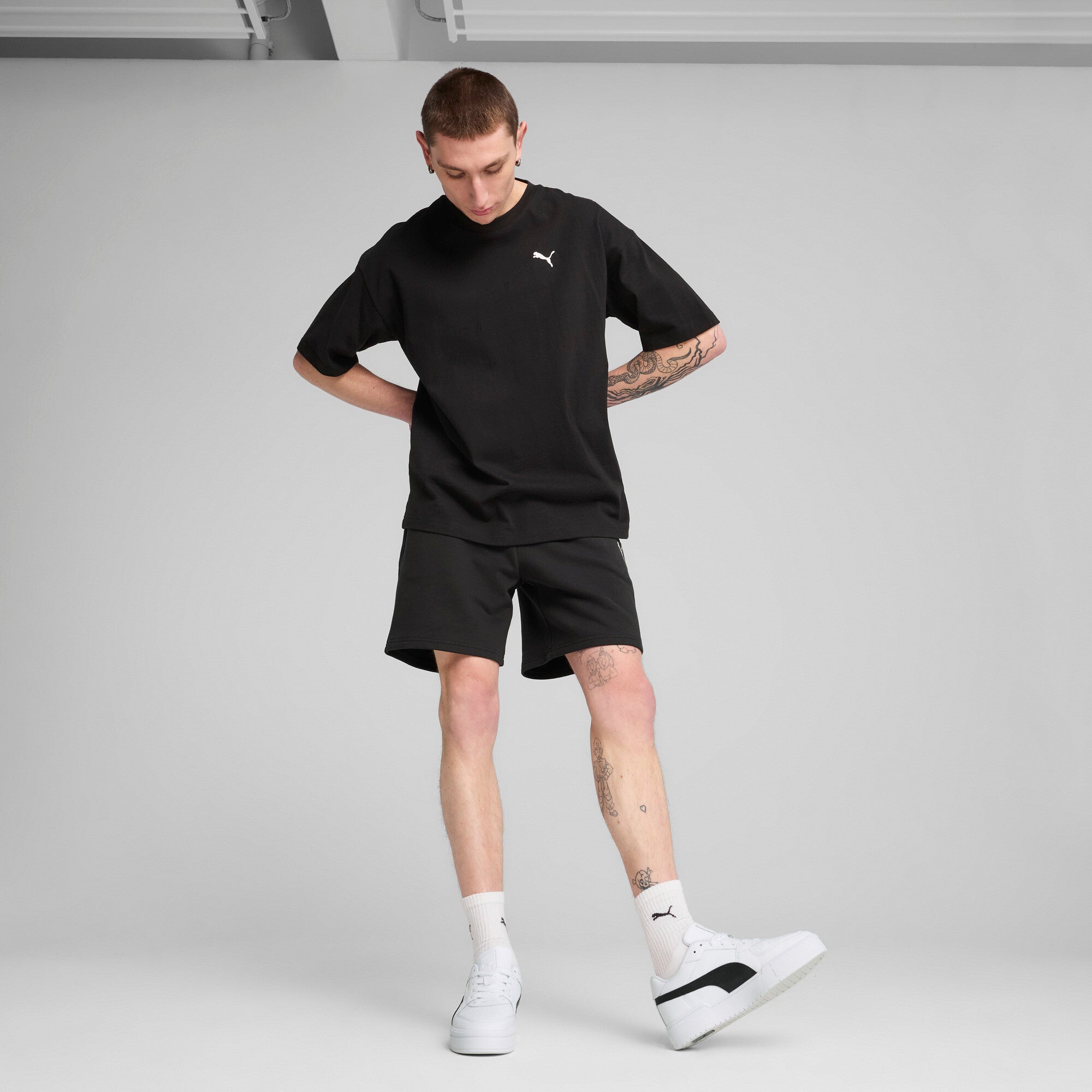 PUMA WARDROBE ESS relaxed shorts 7" men in black — model shot 3