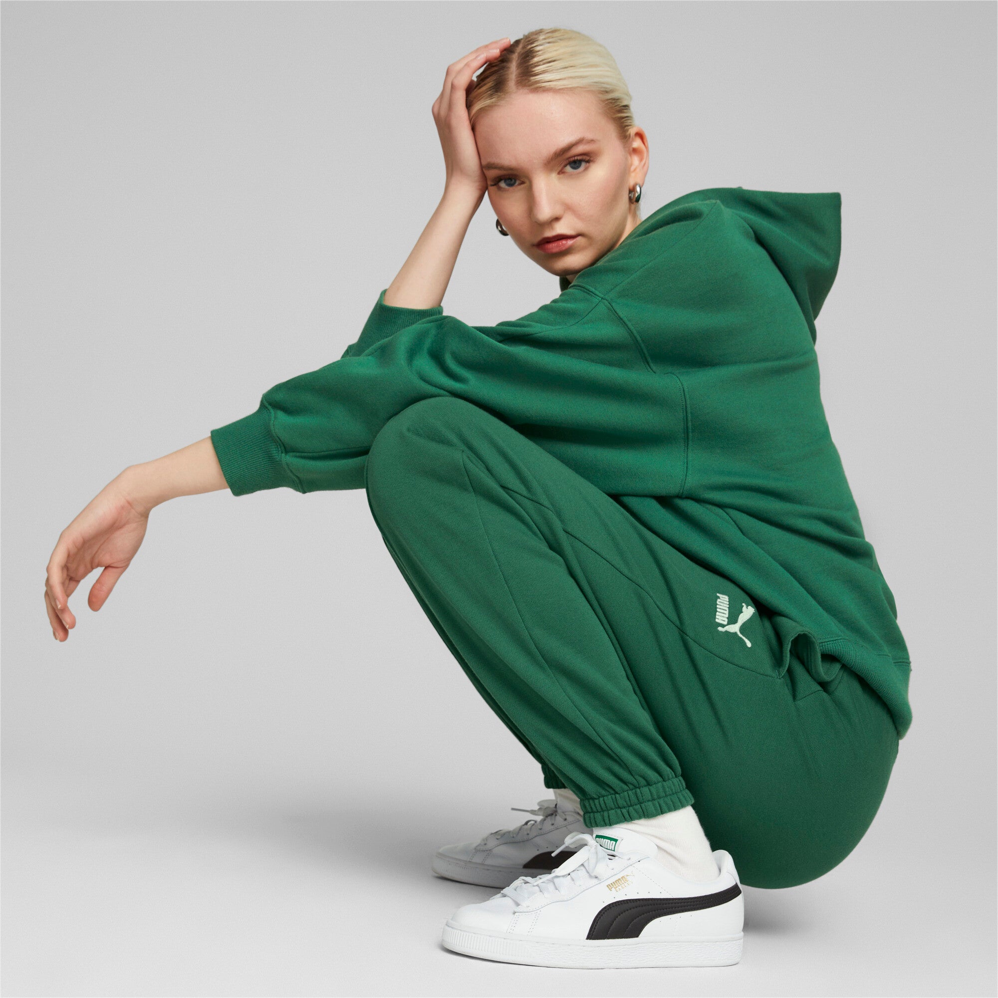 Puma classics sweatpants women in green - Model Shot 02