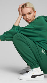 Puma classics sweatpants women in green - Model Shot 02