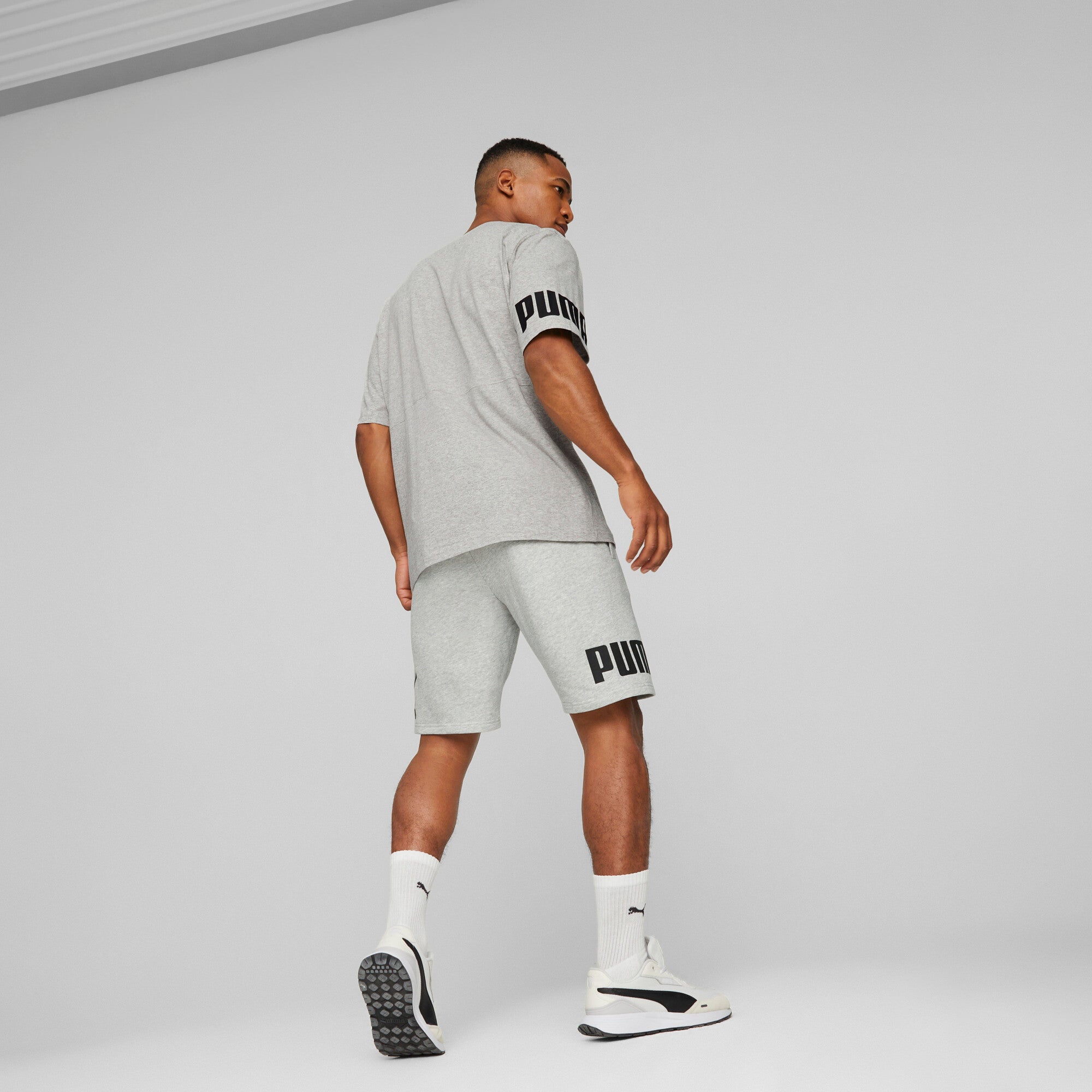 Puma power shorts in gray - Model Shot 02