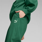 Puma classics sweatpants women in green - Model Shot 03