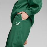 Puma classics sweatpants women in green - Model Shot 03