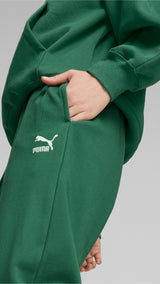 Puma classics sweatpants women in green - Model Shot 03