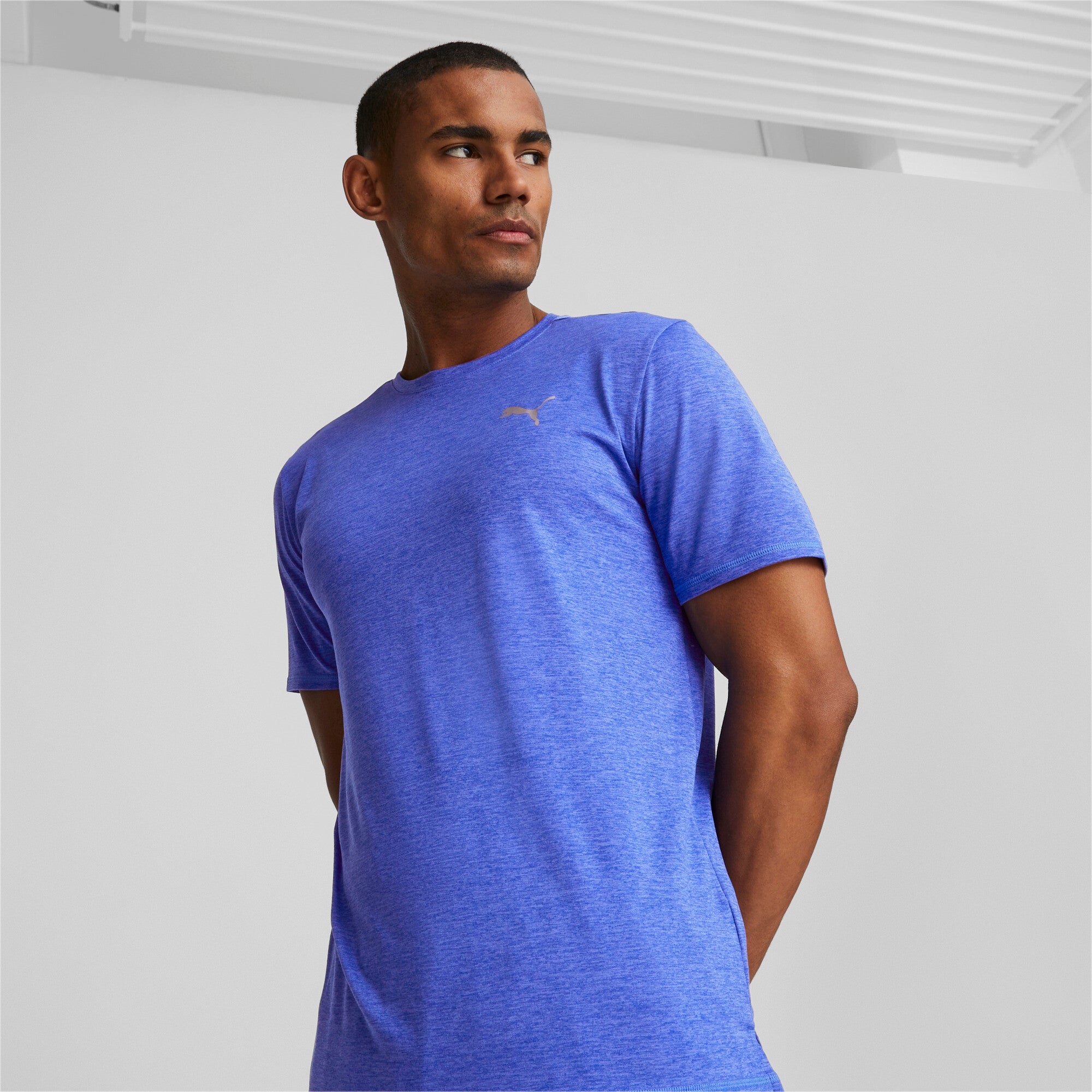 Puma run favourite heather running tee men in blue - Model Shot 01
