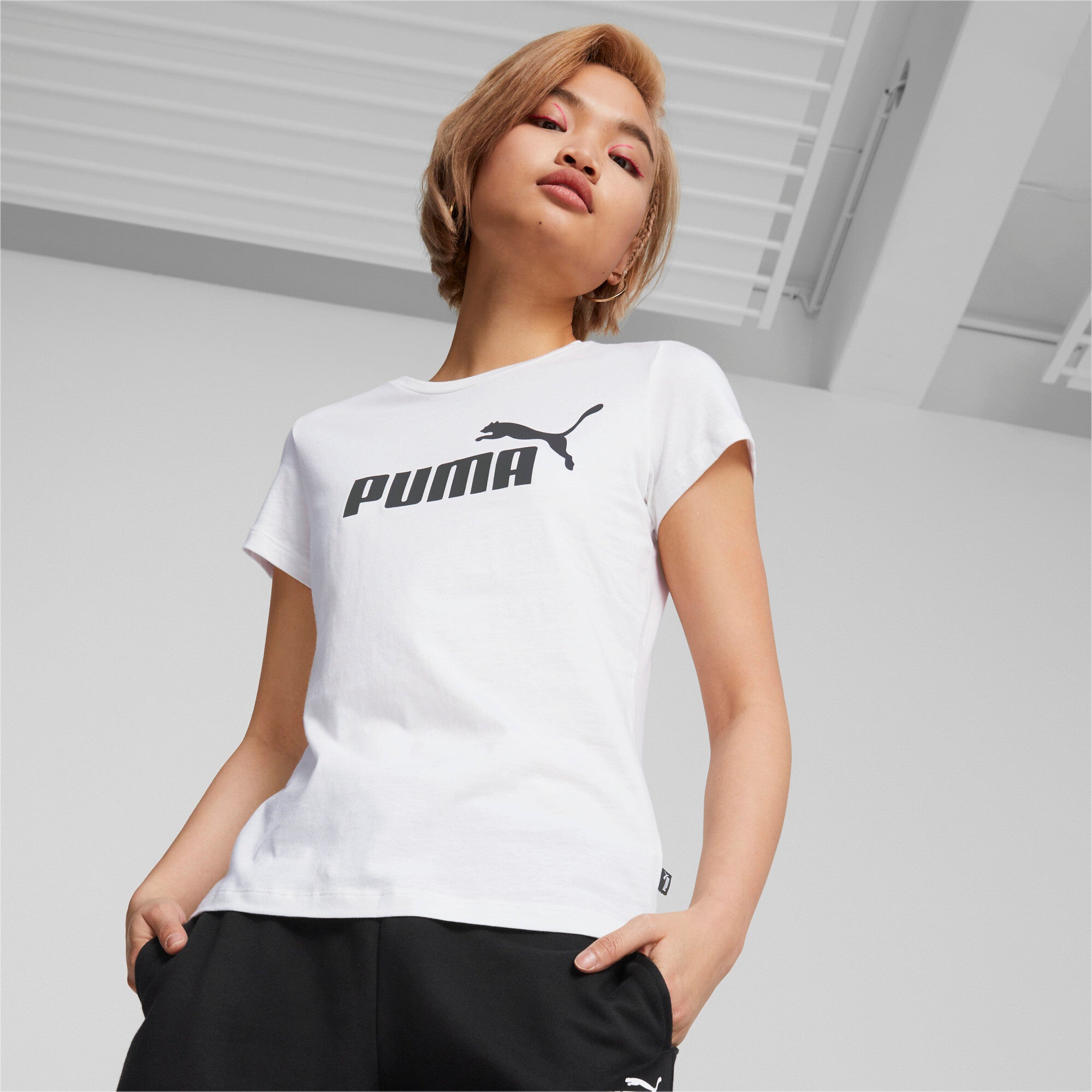Puma essentials logo tee women in white - Model Shot 01