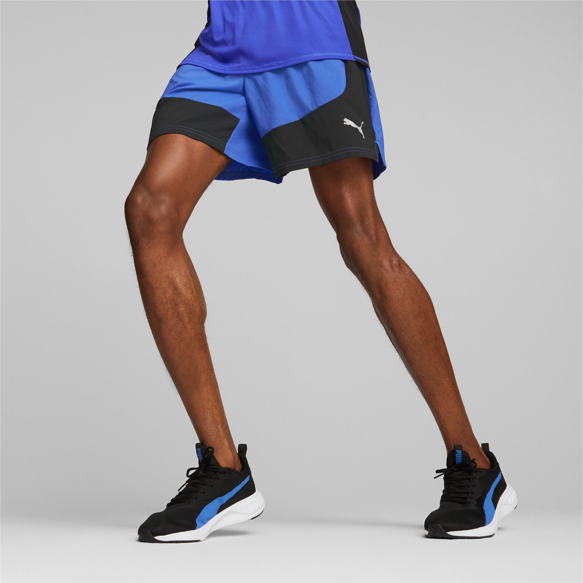 Puma running run favourite velocity 7'' shorts in black - Model Shot 01