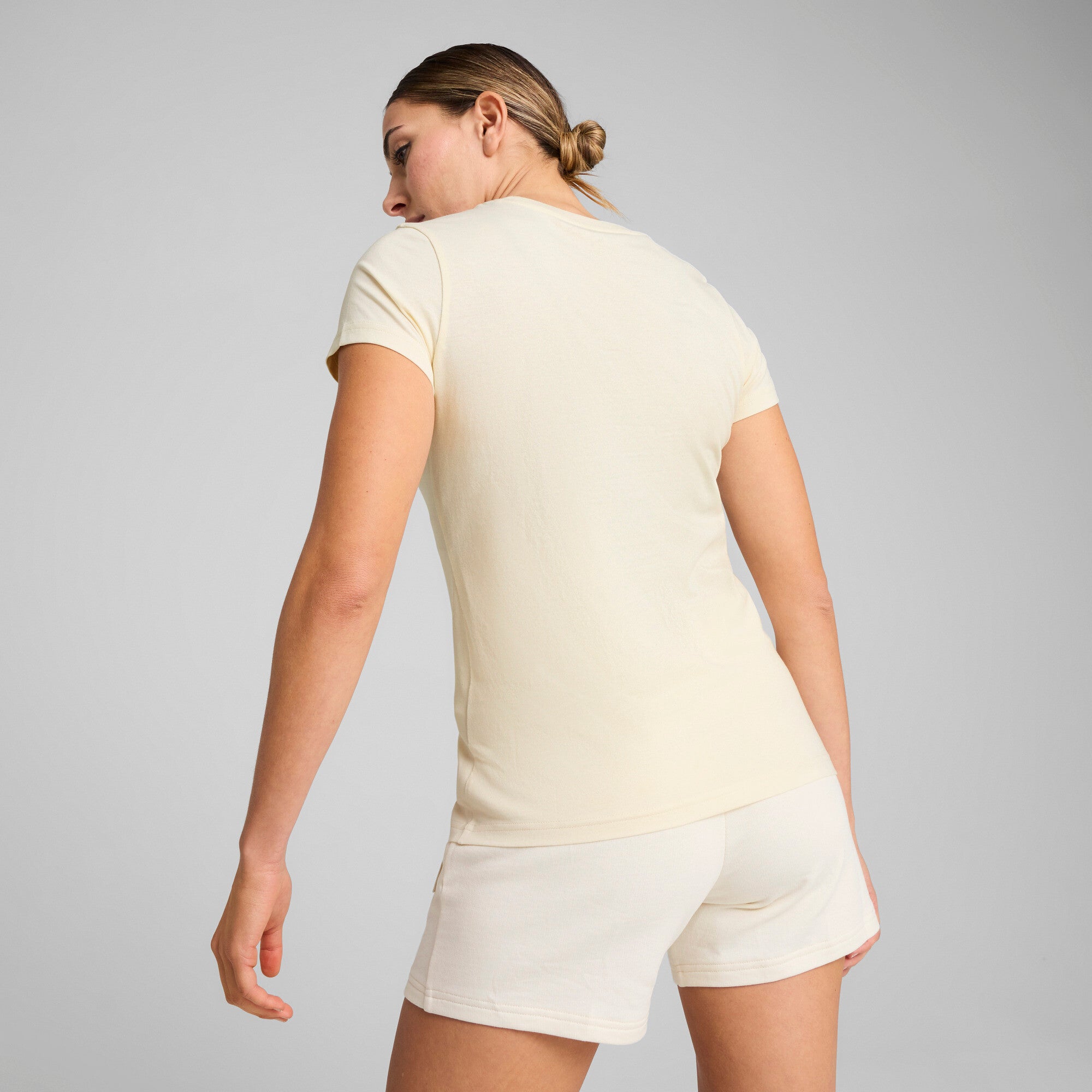 Puma ESS elevated tee in no dye - Model Shot 02