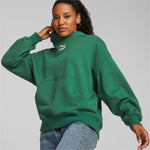 Puma classics oversized hoodie women in green - Model Shot 01