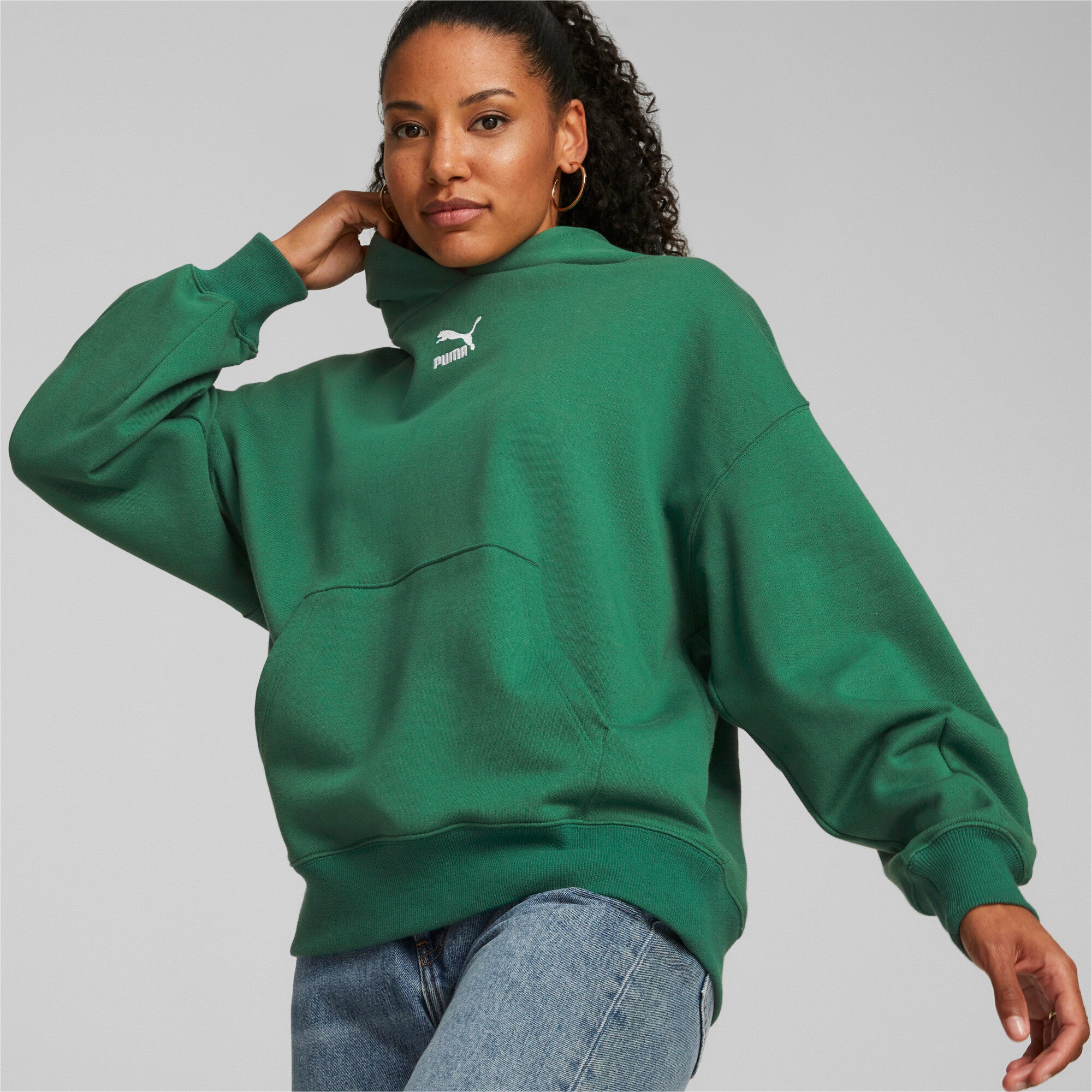 Puma classics oversized hoodie women in green - Model Shot 01