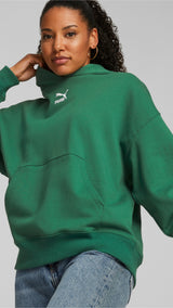 Puma classics oversized hoodie women in green - Model Shot 01