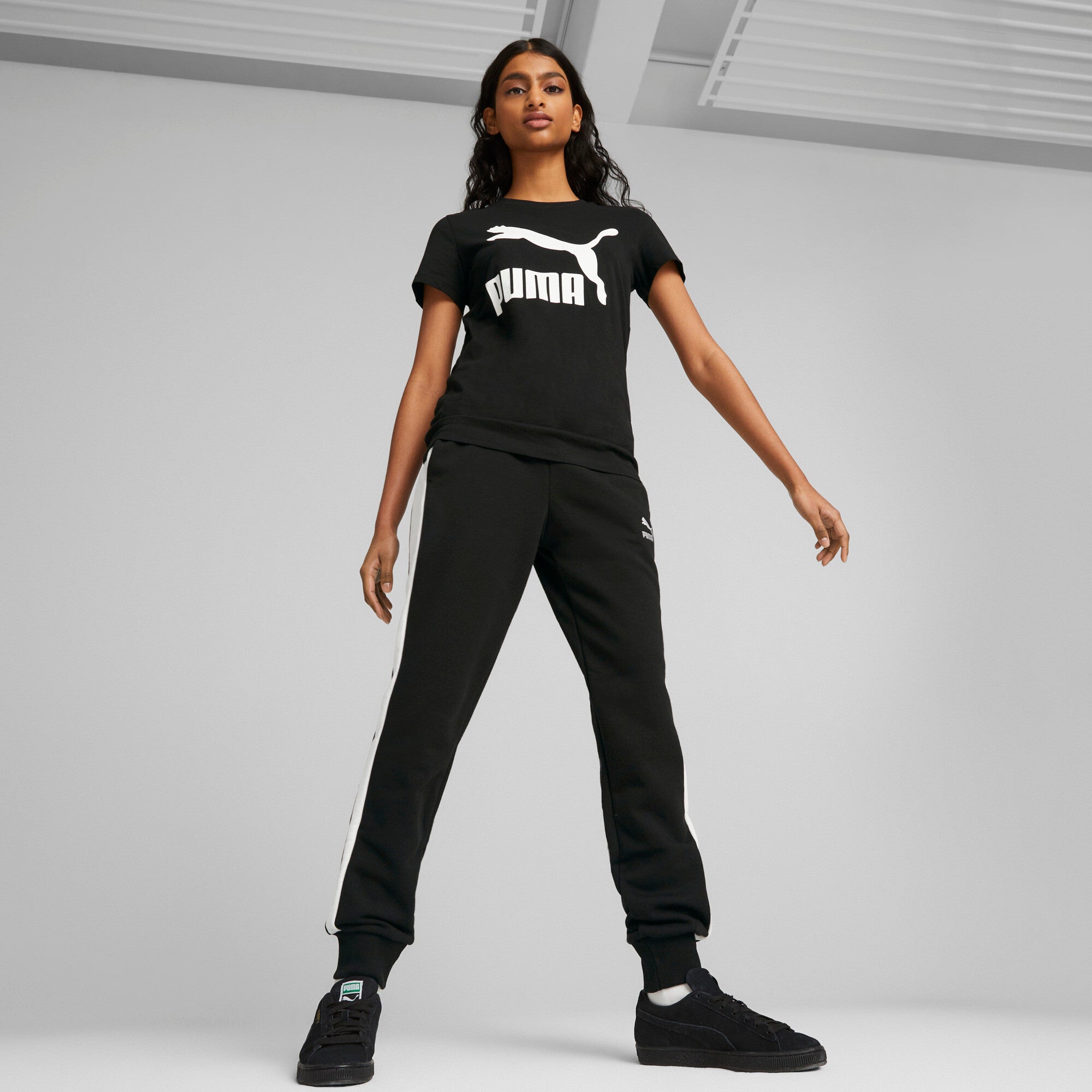 Puma iconic t7 women's track pants in black - Model Shot 02