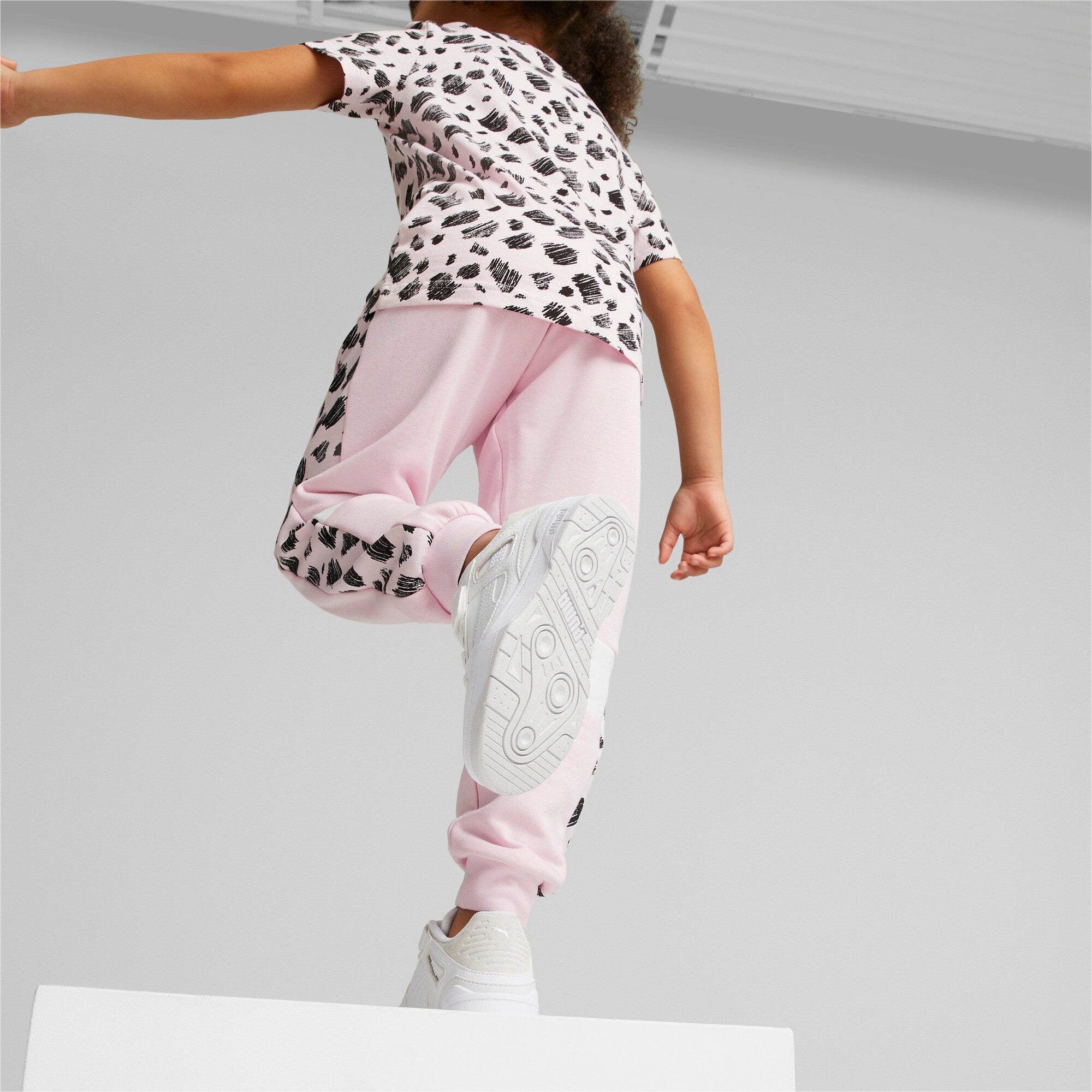 Puma essentials+ puma mates sweatpants kids in black - Model Shot 02