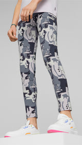 Puma essentials+ street art printed leggings youth in black - Model Shot 01