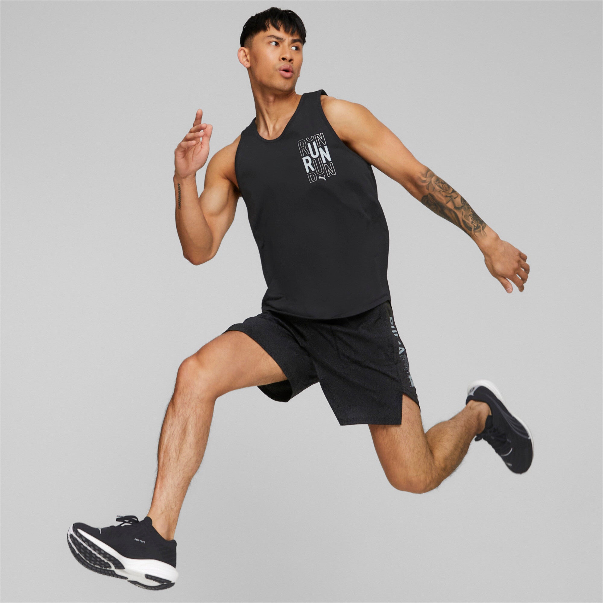 Puma run logo running singlet men in black - Model Shot 03