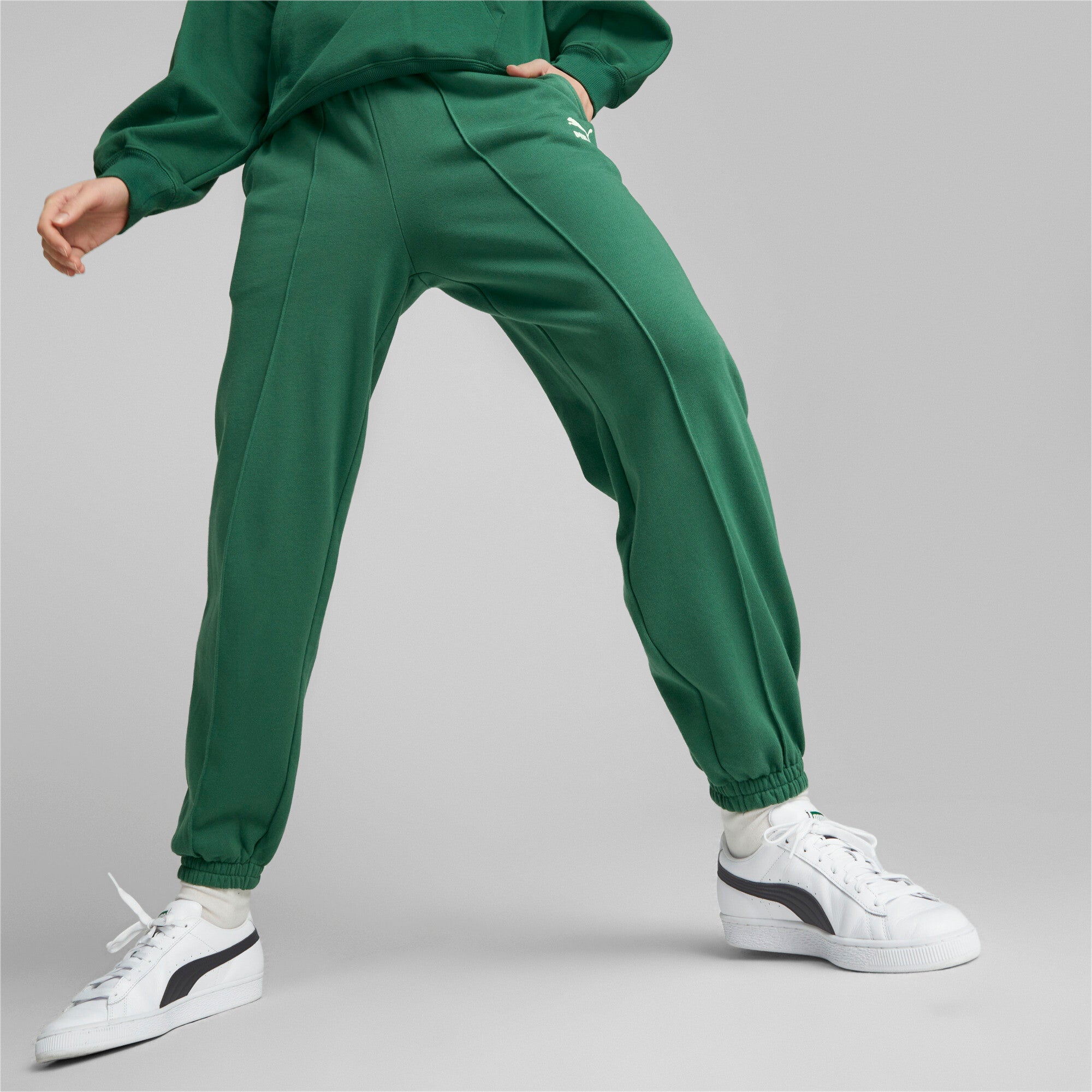 Puma classics sweatpants women in green - Model Shot 01