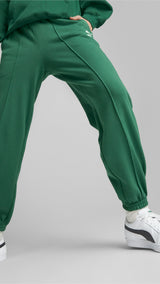 Puma classics sweatpants women in green - Model Shot 01