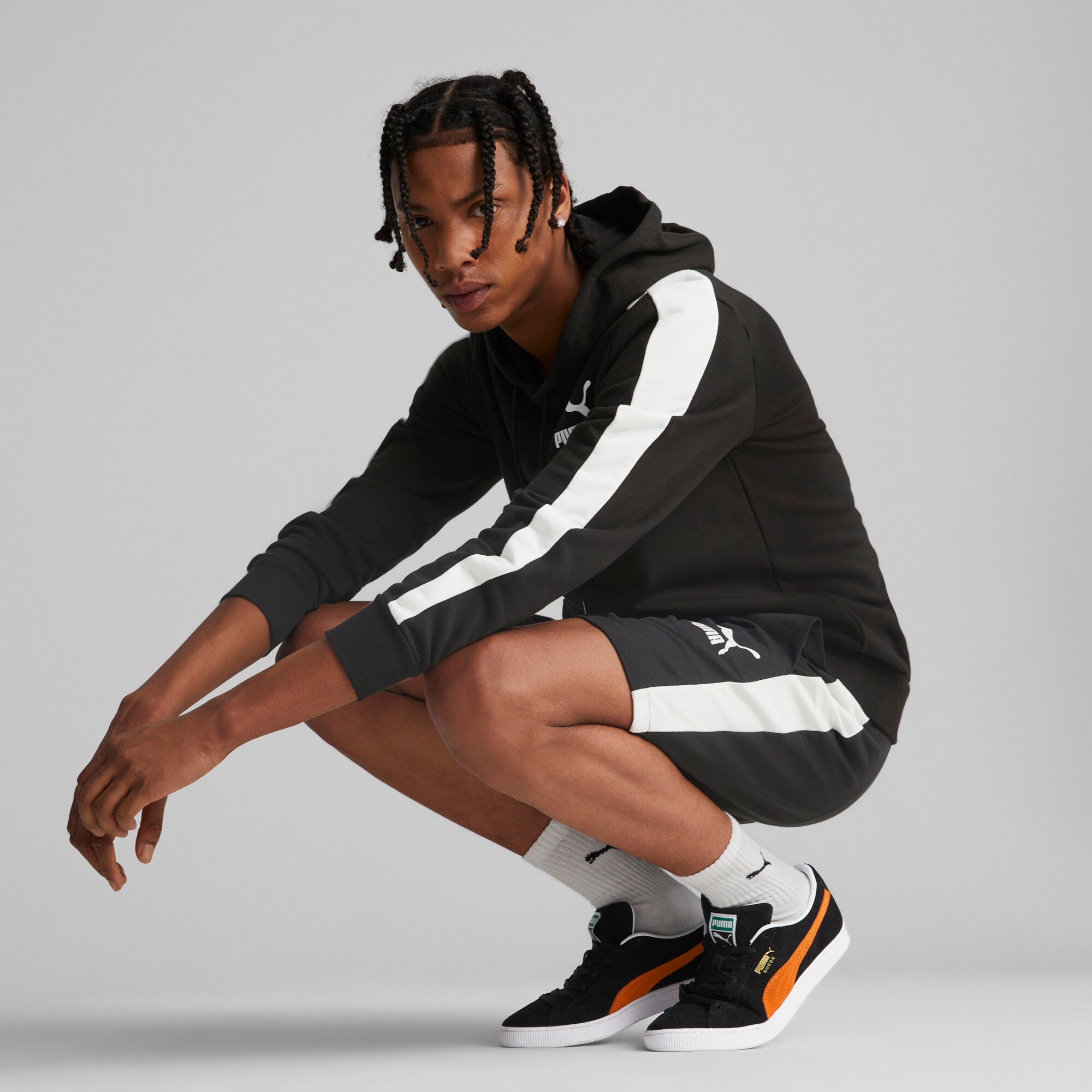 Puma T7 iconic shorts in black - Model Shot 02