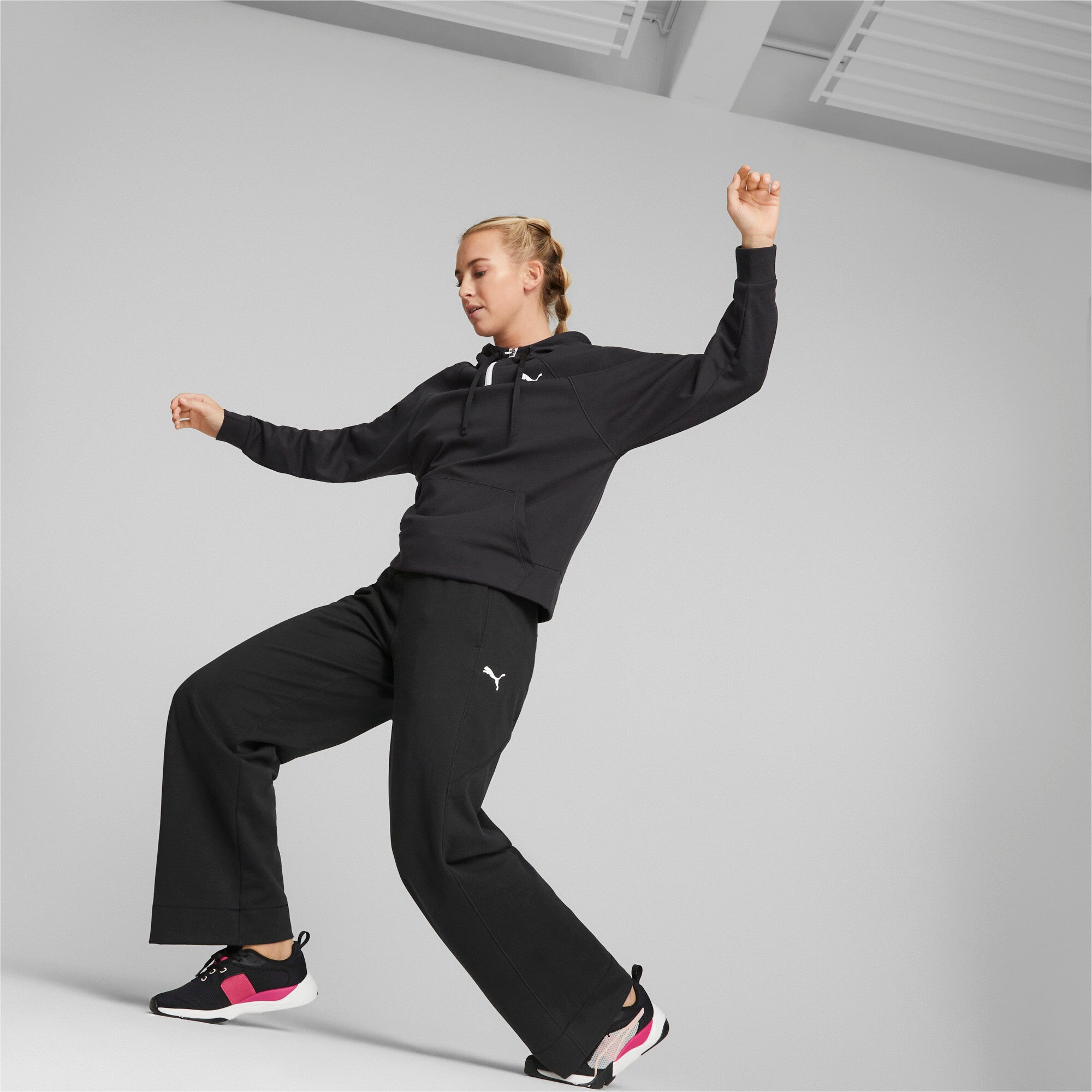 Puma modern sports pants women in black - Model Shot 02