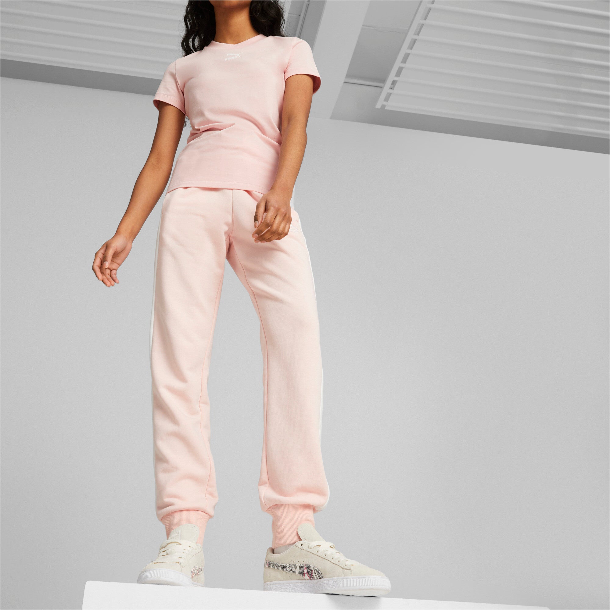 Puma iconic t7 women's track pants in pink - Model Shot 01
