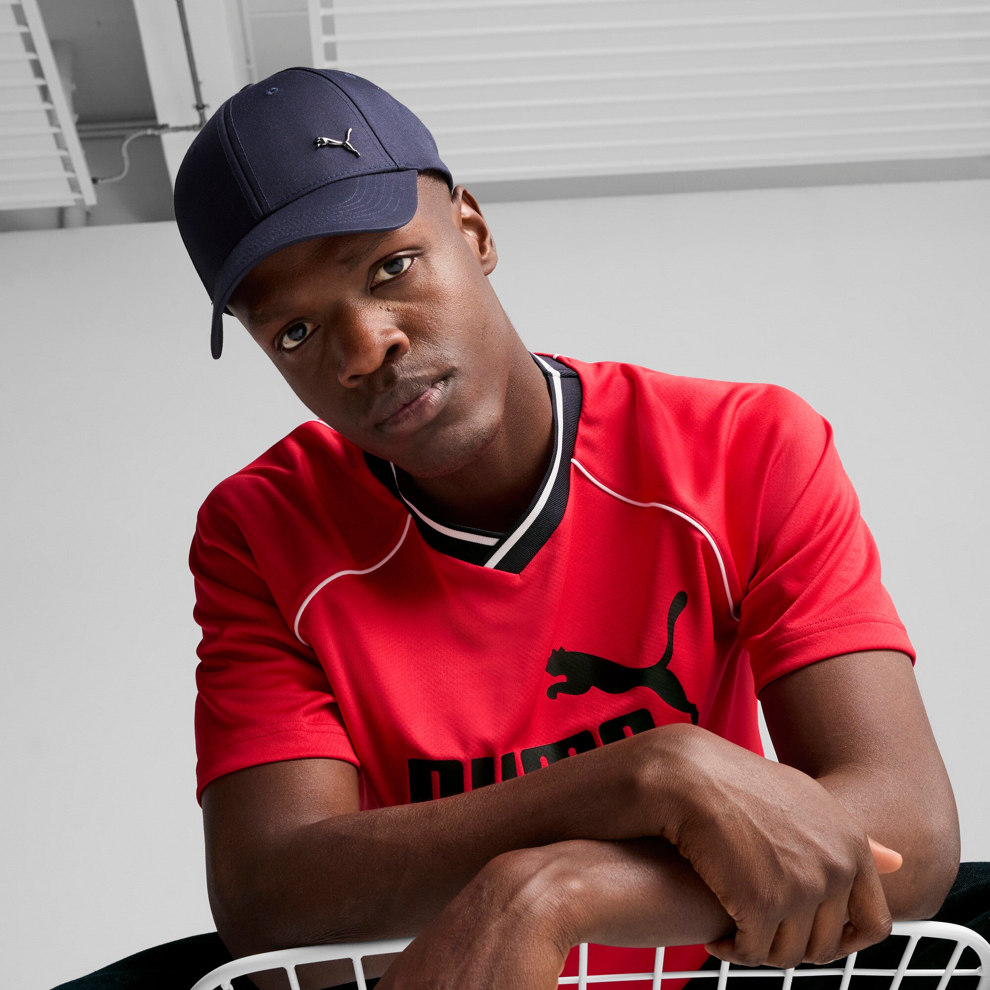 Puma ESS metal cat B in navy - Model Shot 01