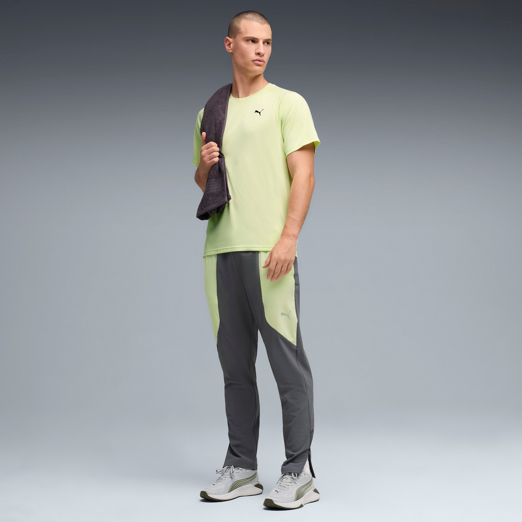 PUMA PWRTRAIN training tee men in apple spritz — model shot 3
