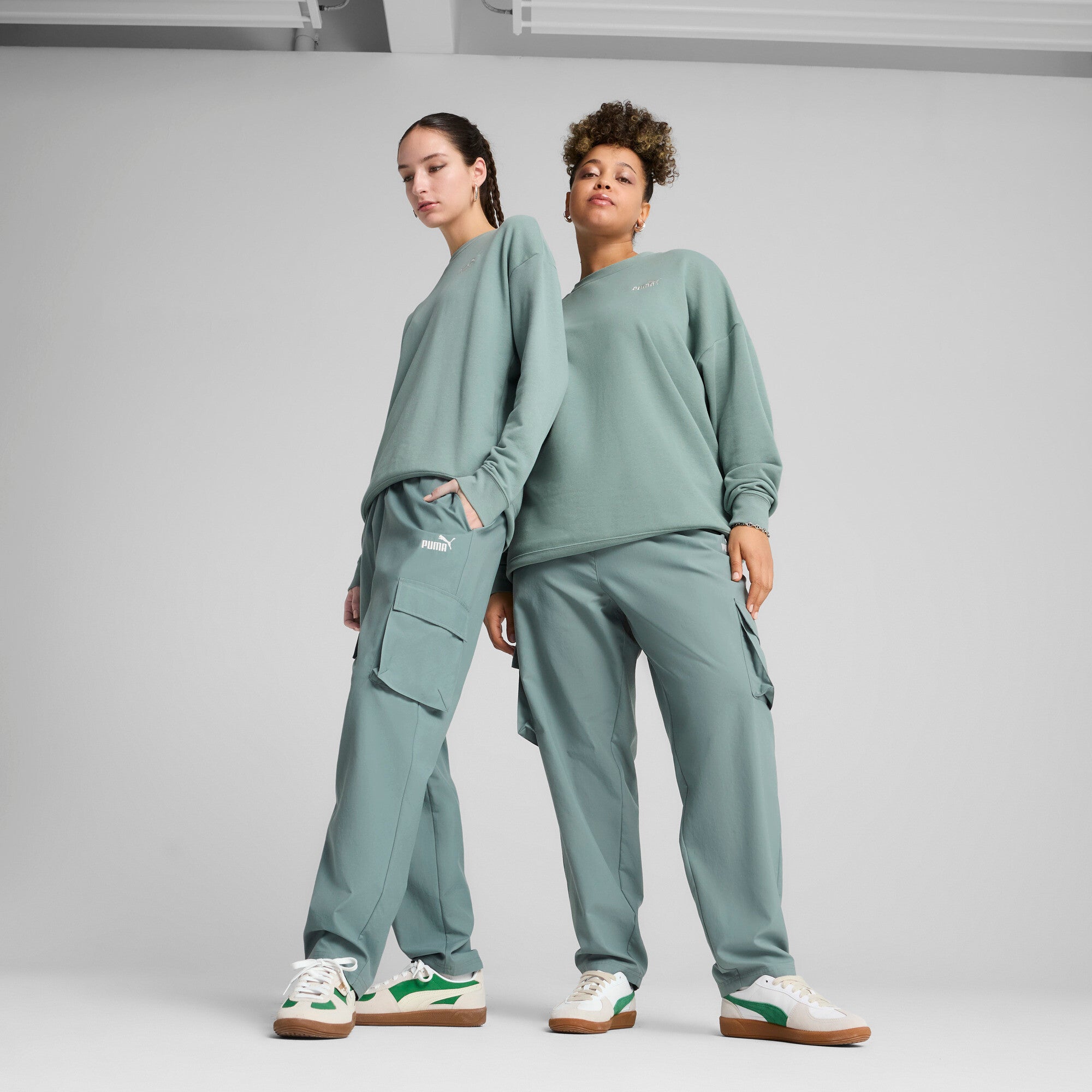 Puma essentials small no. 1 logo woven cargo pants in green moon - Model Shot 01