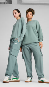 Puma essentials small no. 1 logo woven cargo pants in green moon - Model Shot 01