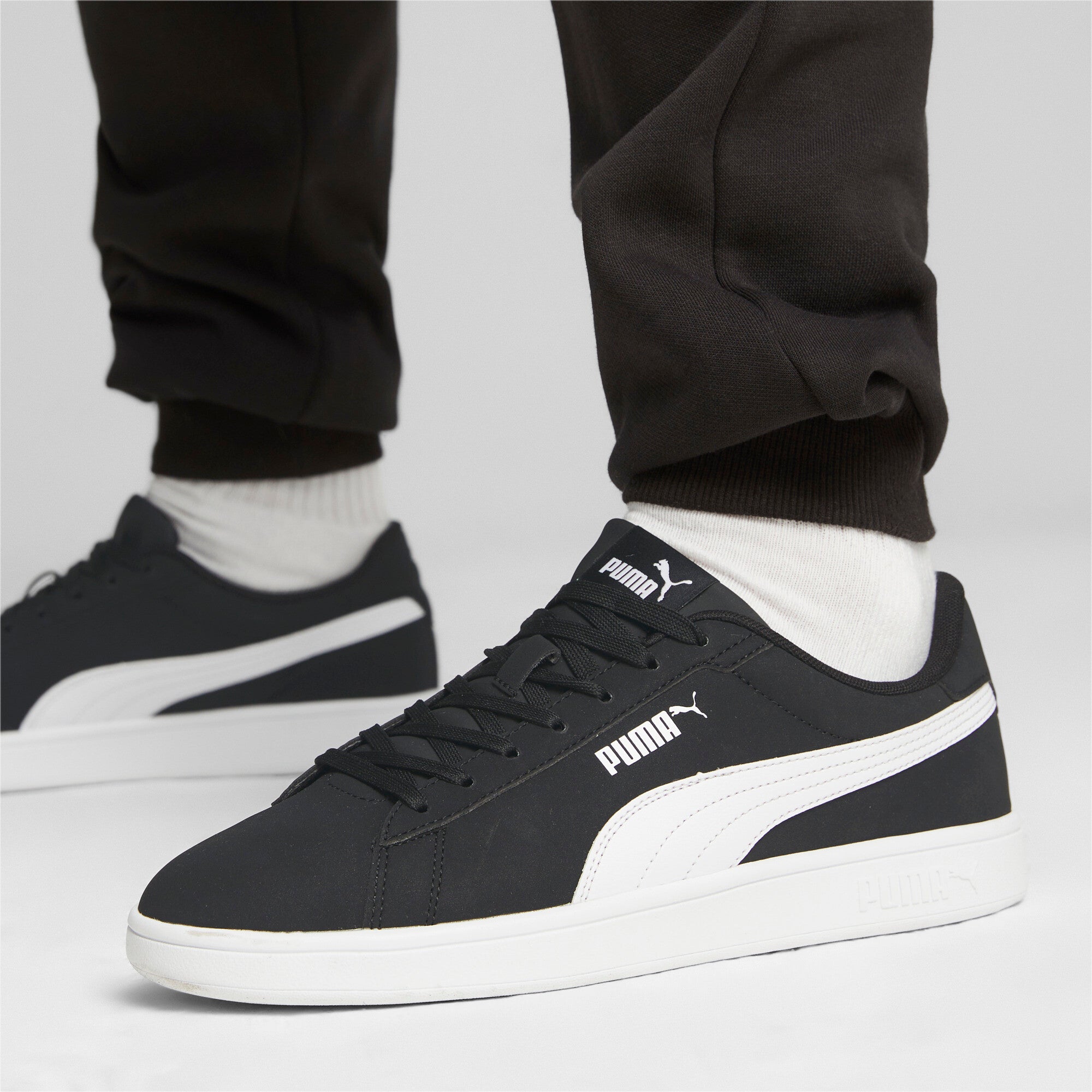Puma smash 3.0 buck sneakers in black - Model Shot 01