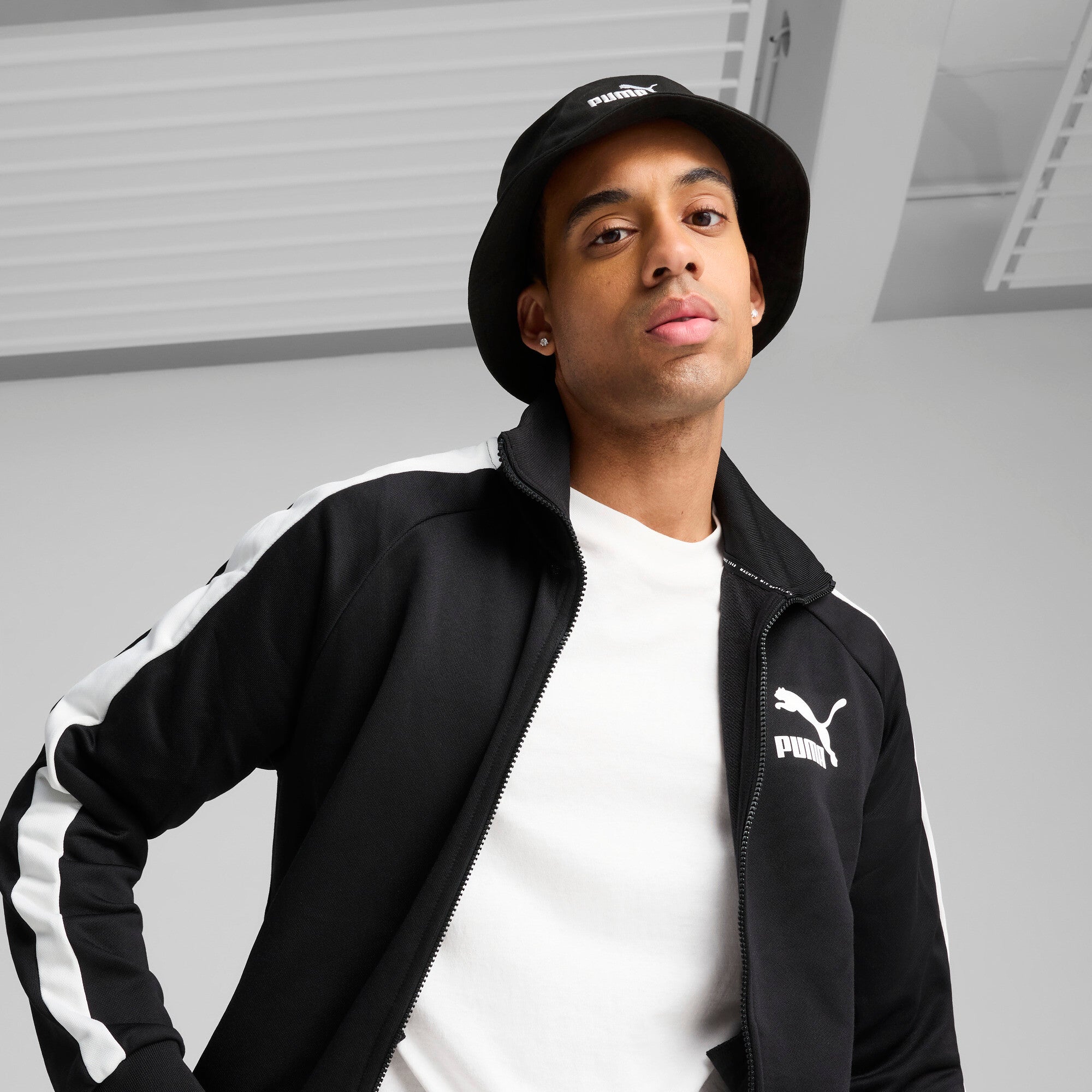 Puma ESS no.1 logo bucket in black - Model Shot 01