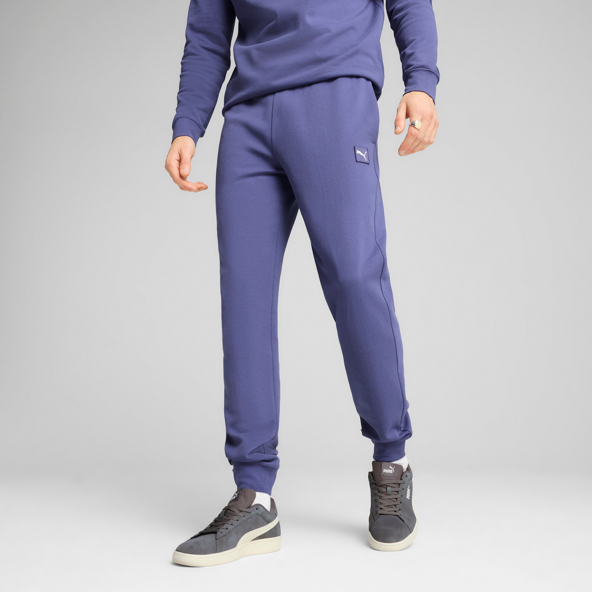 Puma essentials elevated pants in blue crystal - Model Shot 01