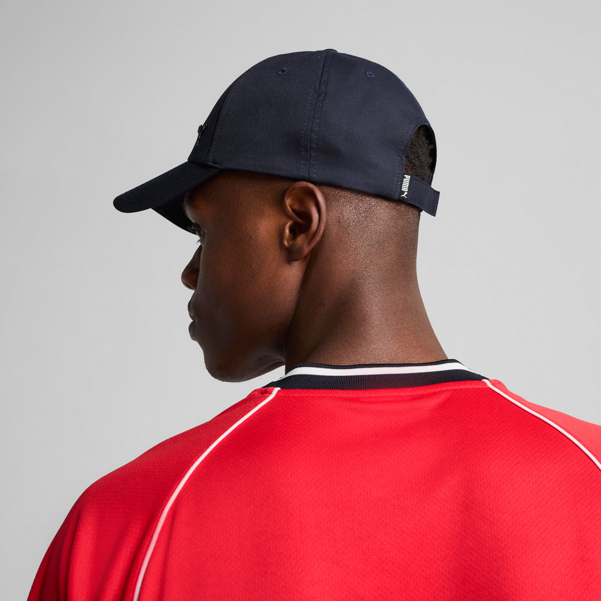 Puma ESS metal cat B in navy - Model Shot 02