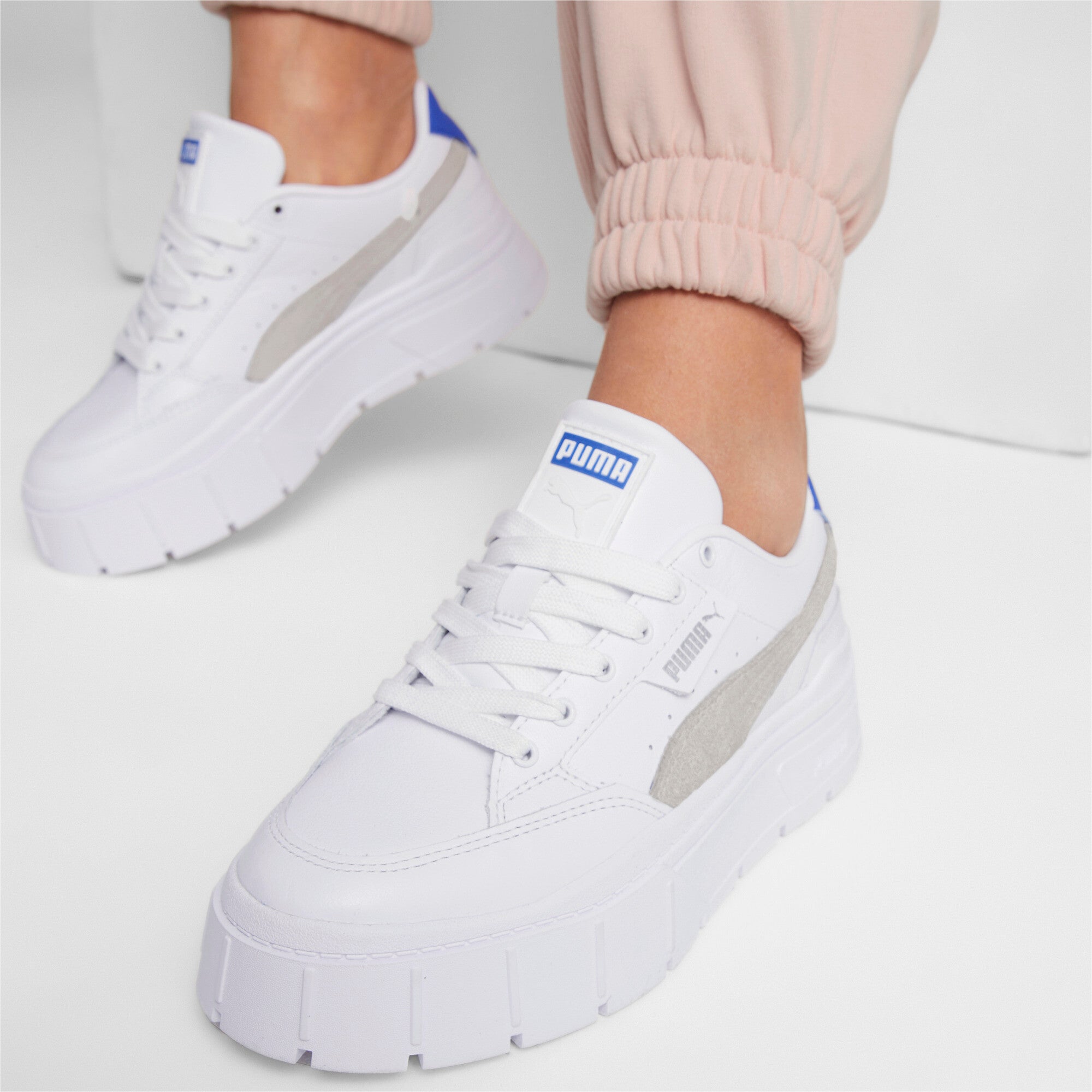 Puma mayze stack sneakers women in white - Model Shot 03