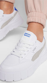 Puma mayze stack sneakers women in white - Model Shot 03