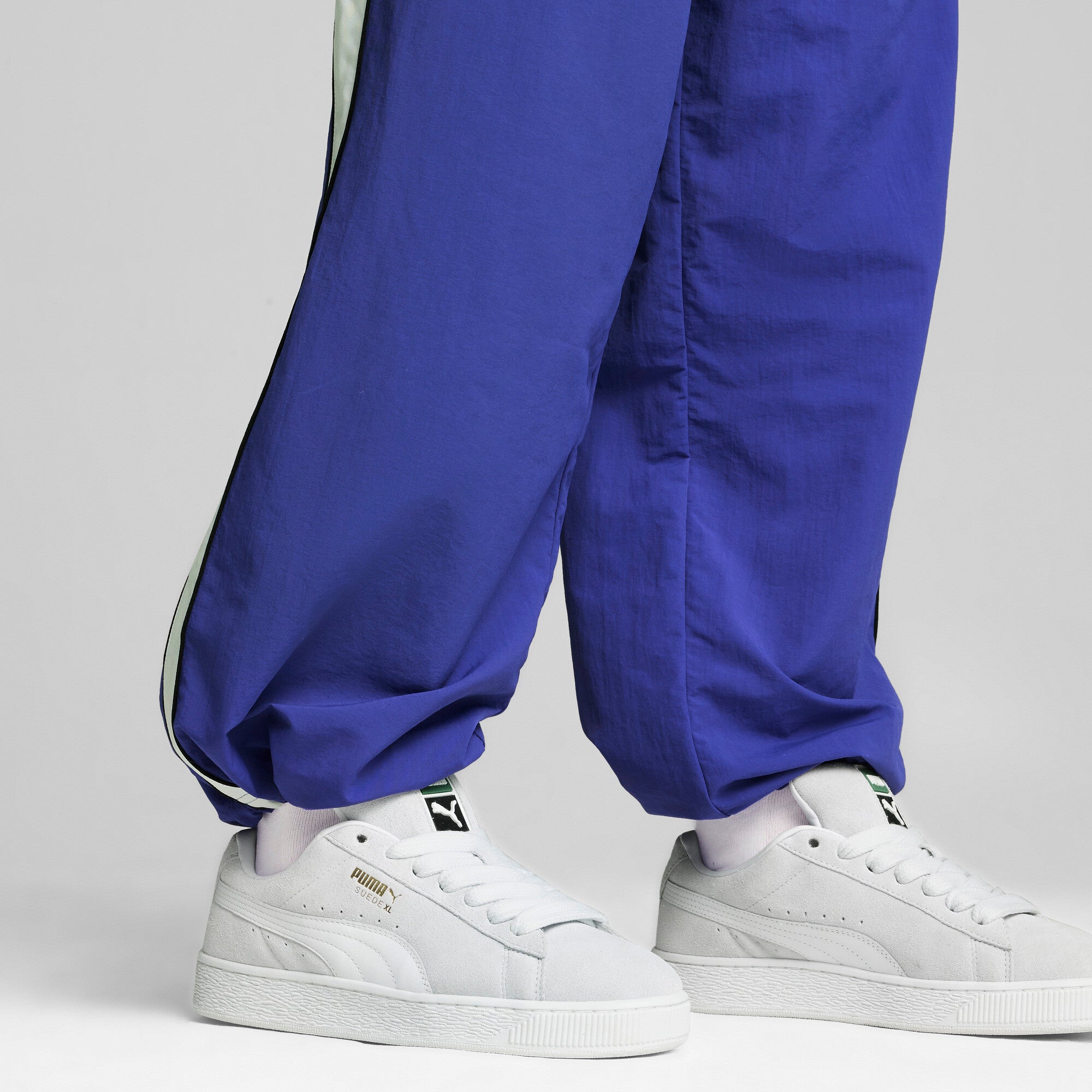 Puma suede XL sneakers in silver mist and white - Model Shot 01