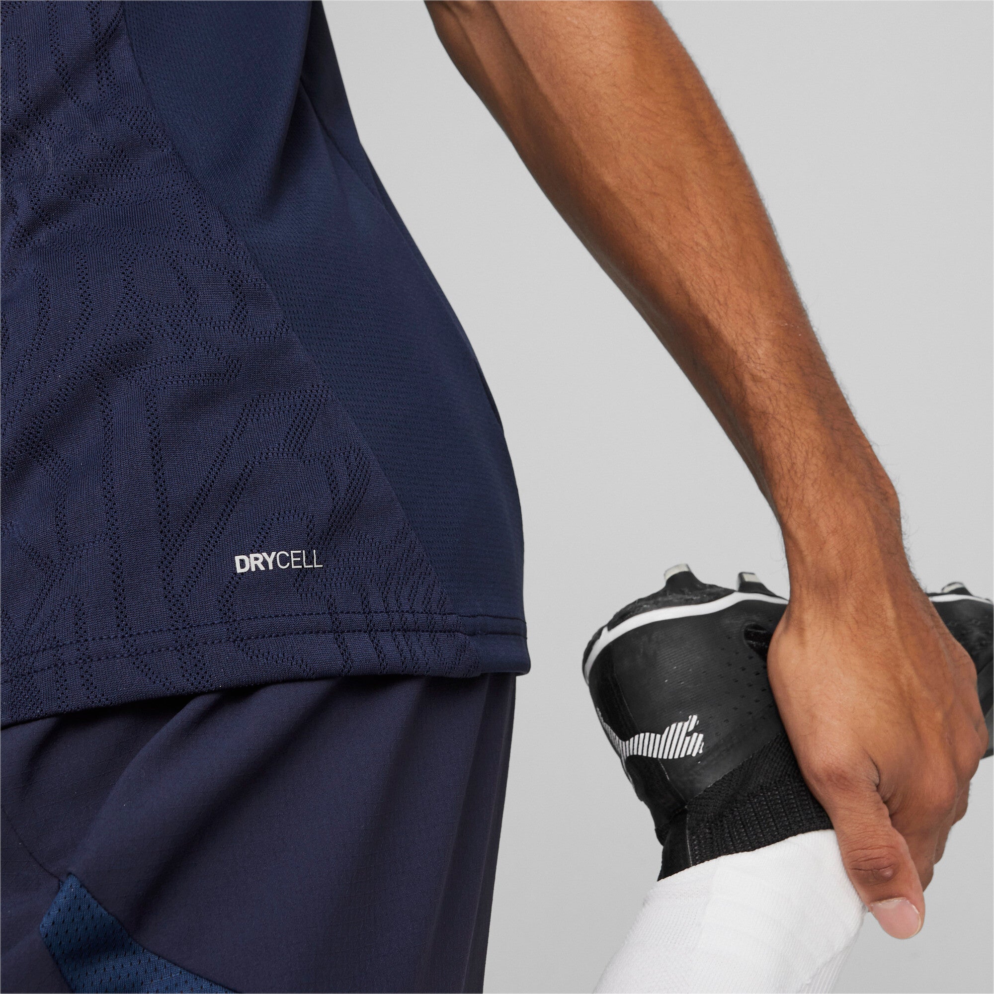 Puma teamFINAL football training jersey in navy and silver - Model Shot 02
