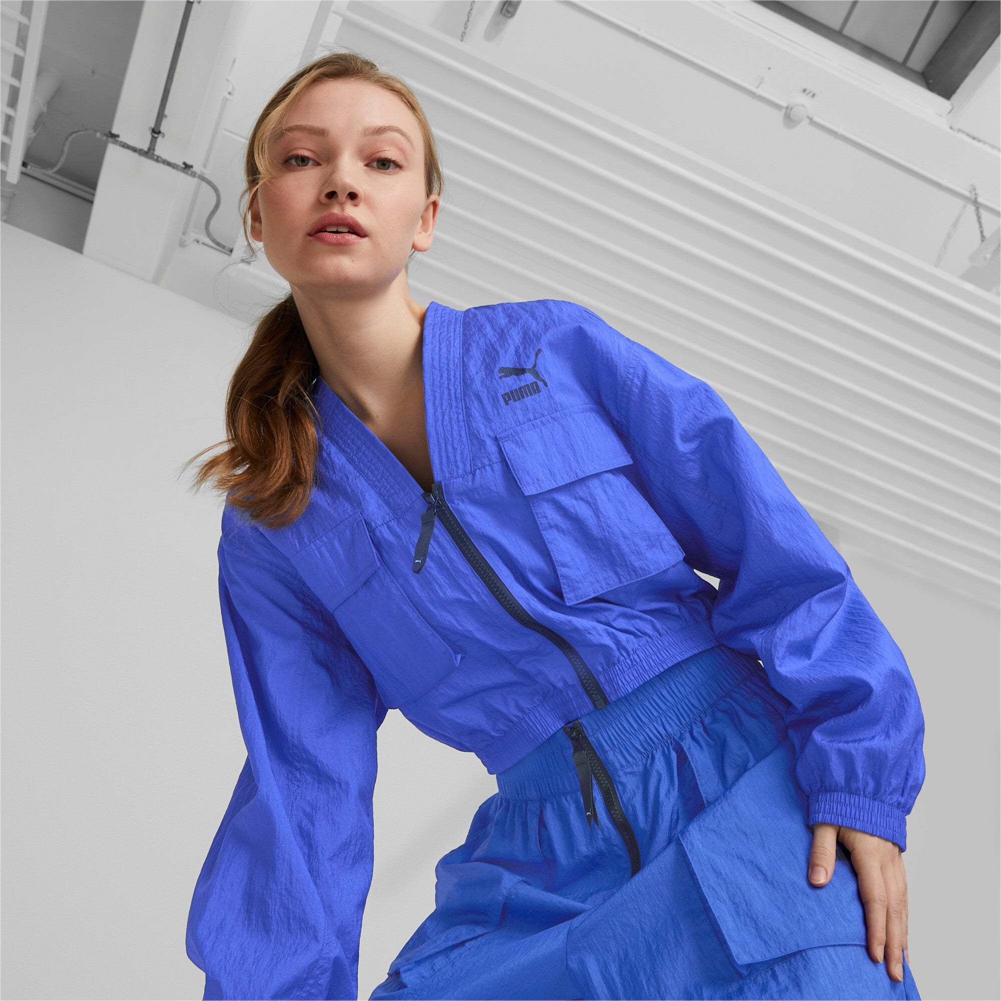 Puma dare to woven jacket women in blue - Model Shot 01