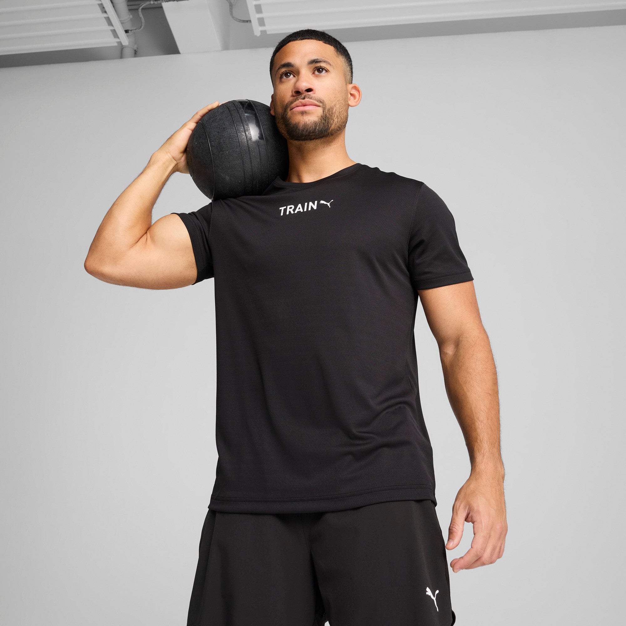 Puma graphics training tee in black - Model Shot 01