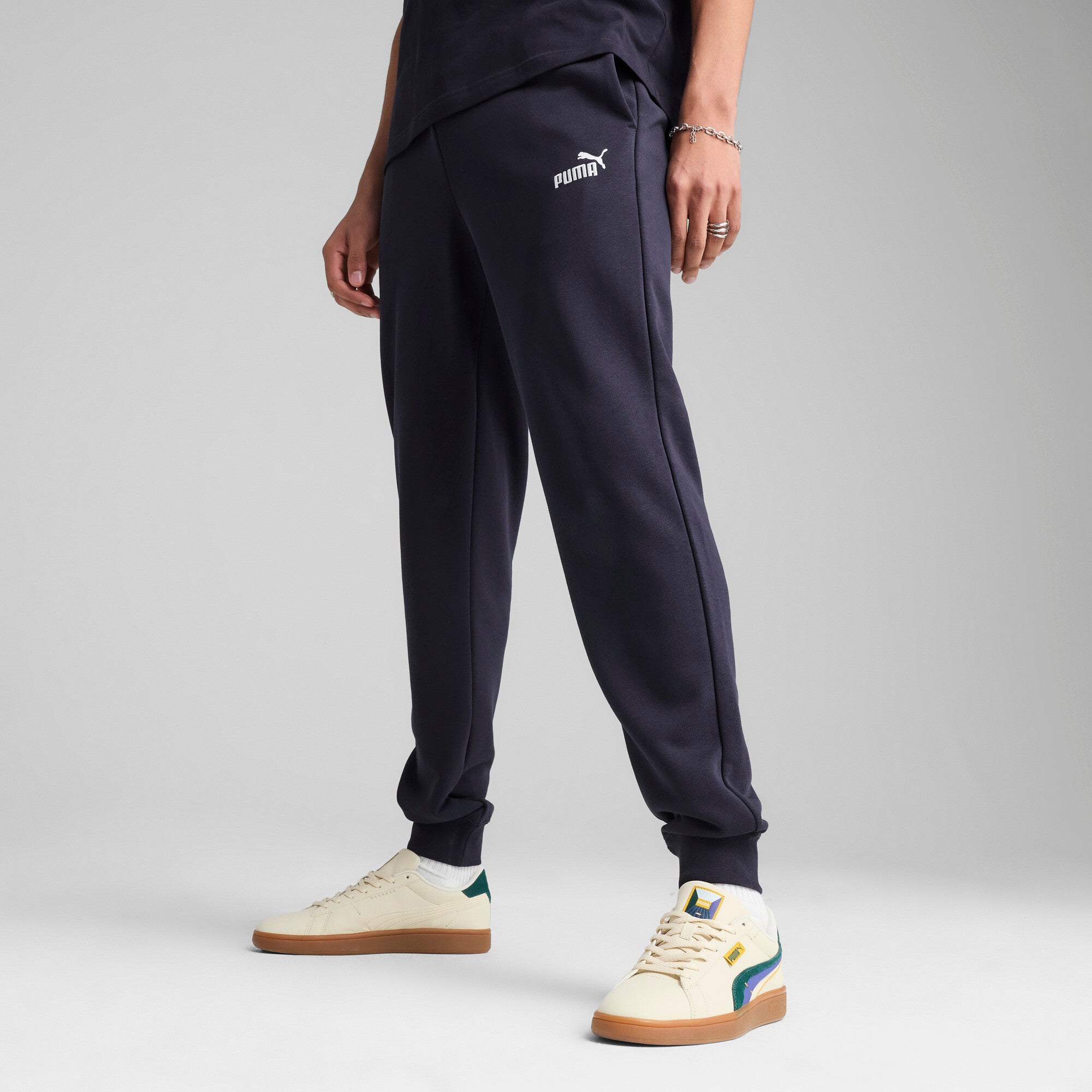 Puma essentials no. 1 logo sweatpants in new navy - Model Shot 01