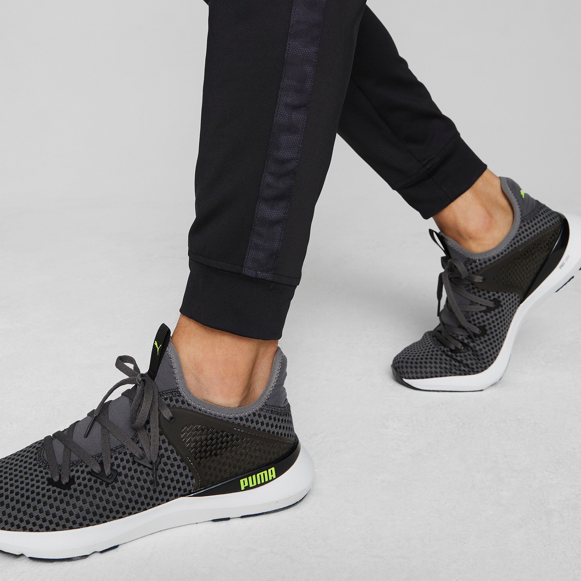 Puma train off season poly jogger puma in black - Model Shot 02
