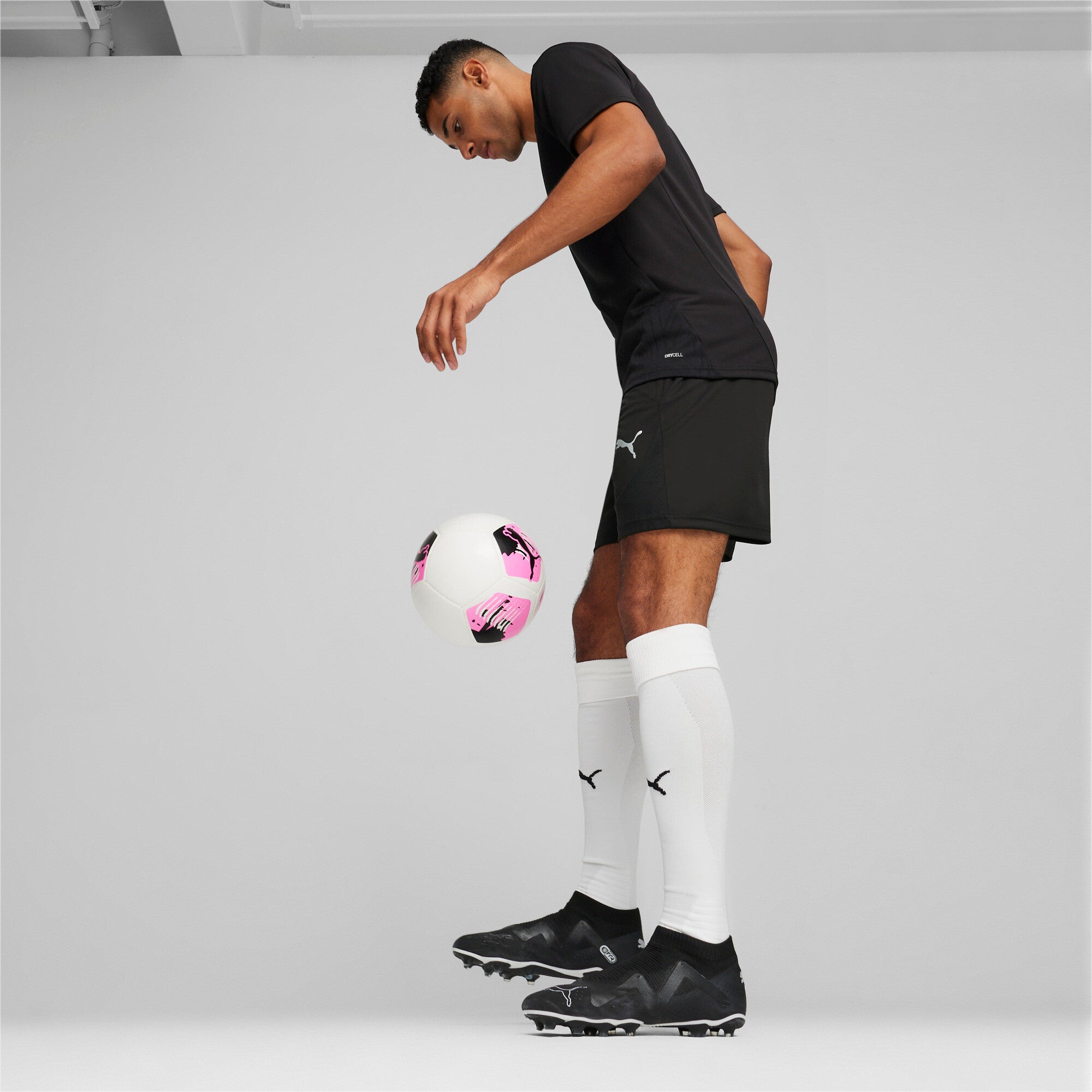 Puma teamFINAL football training jersey in black and silver - Model Shot 03