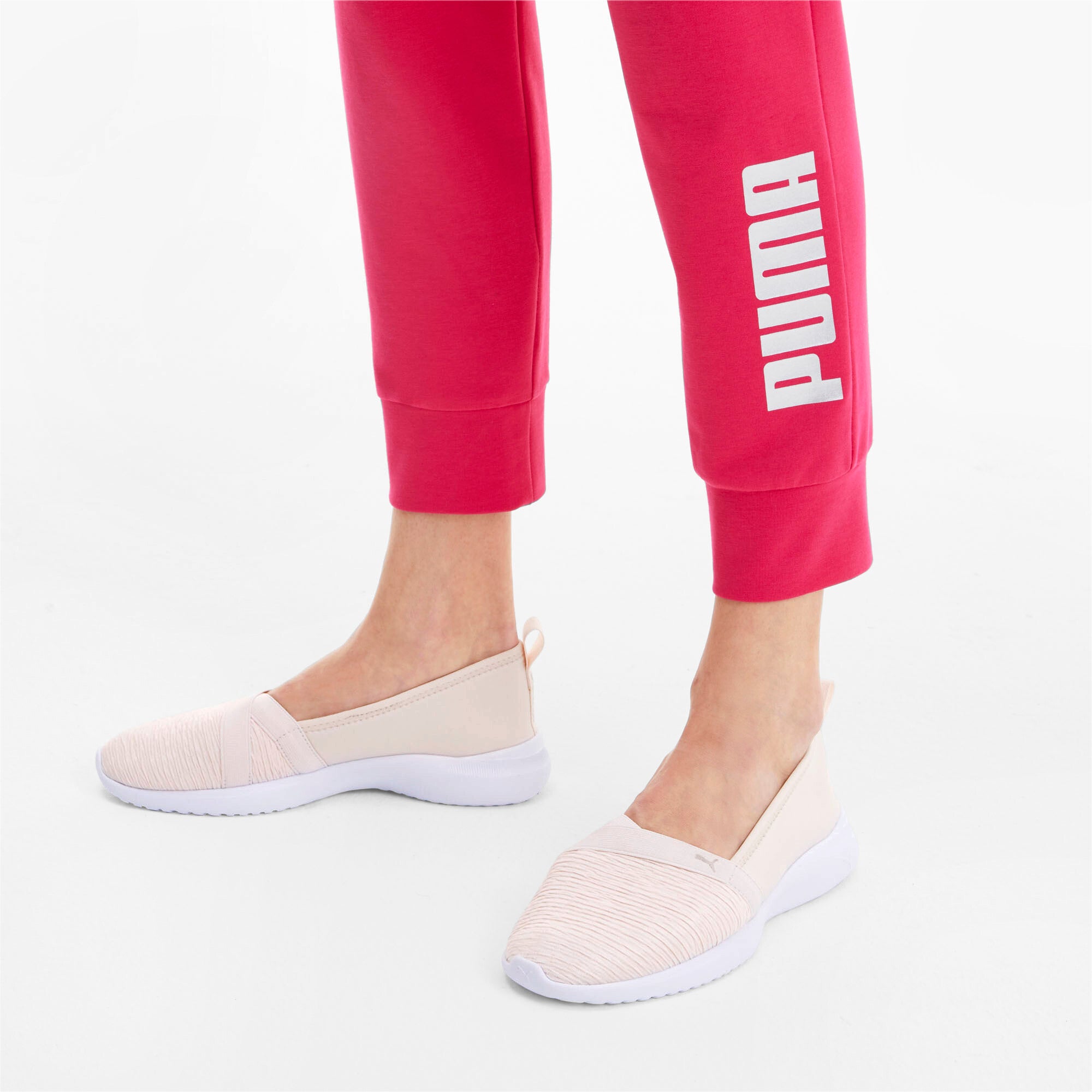 Puma adelina slip-on women's trainers in black - Model Shot 03