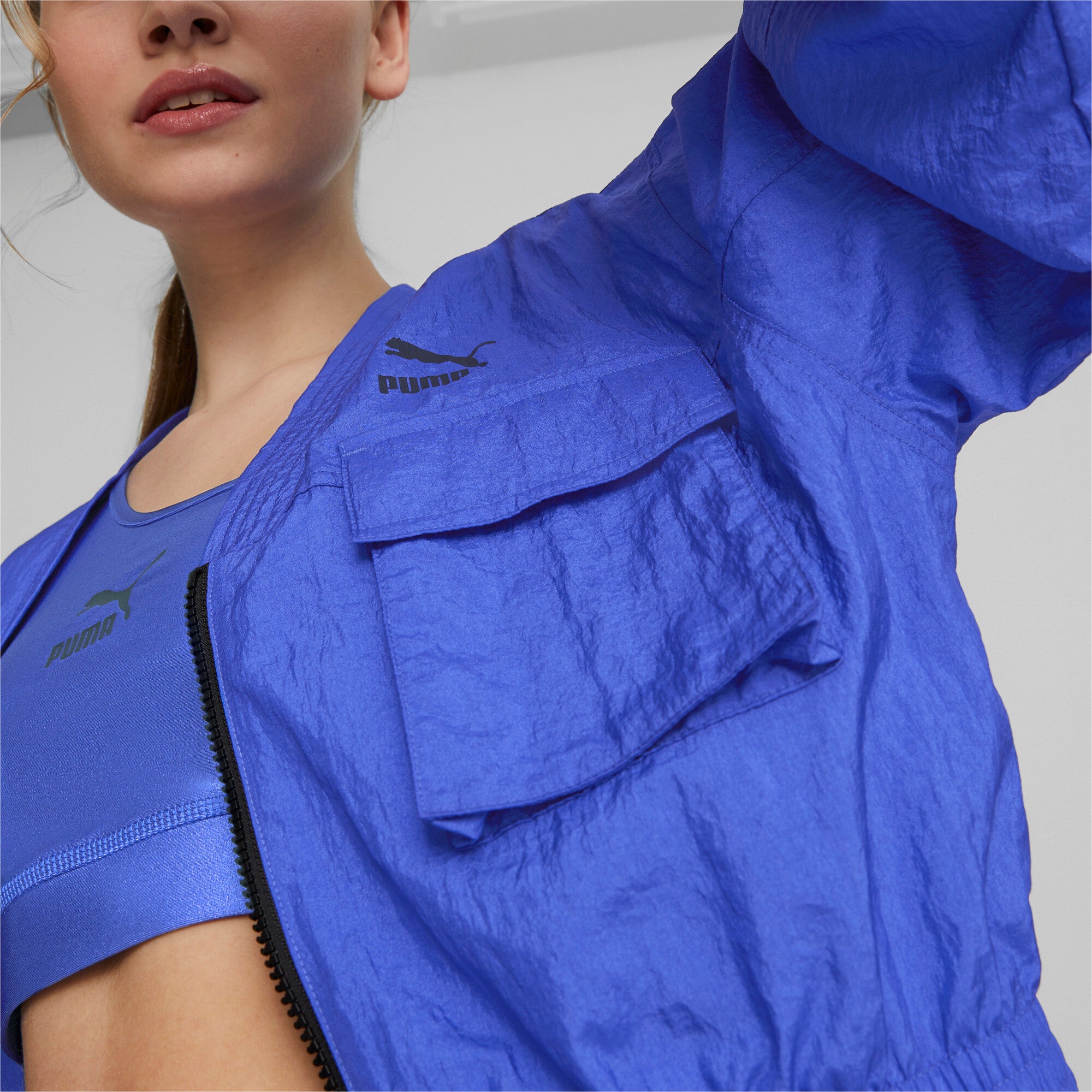 Puma dare to woven jacket women in blue - Model Shot 02